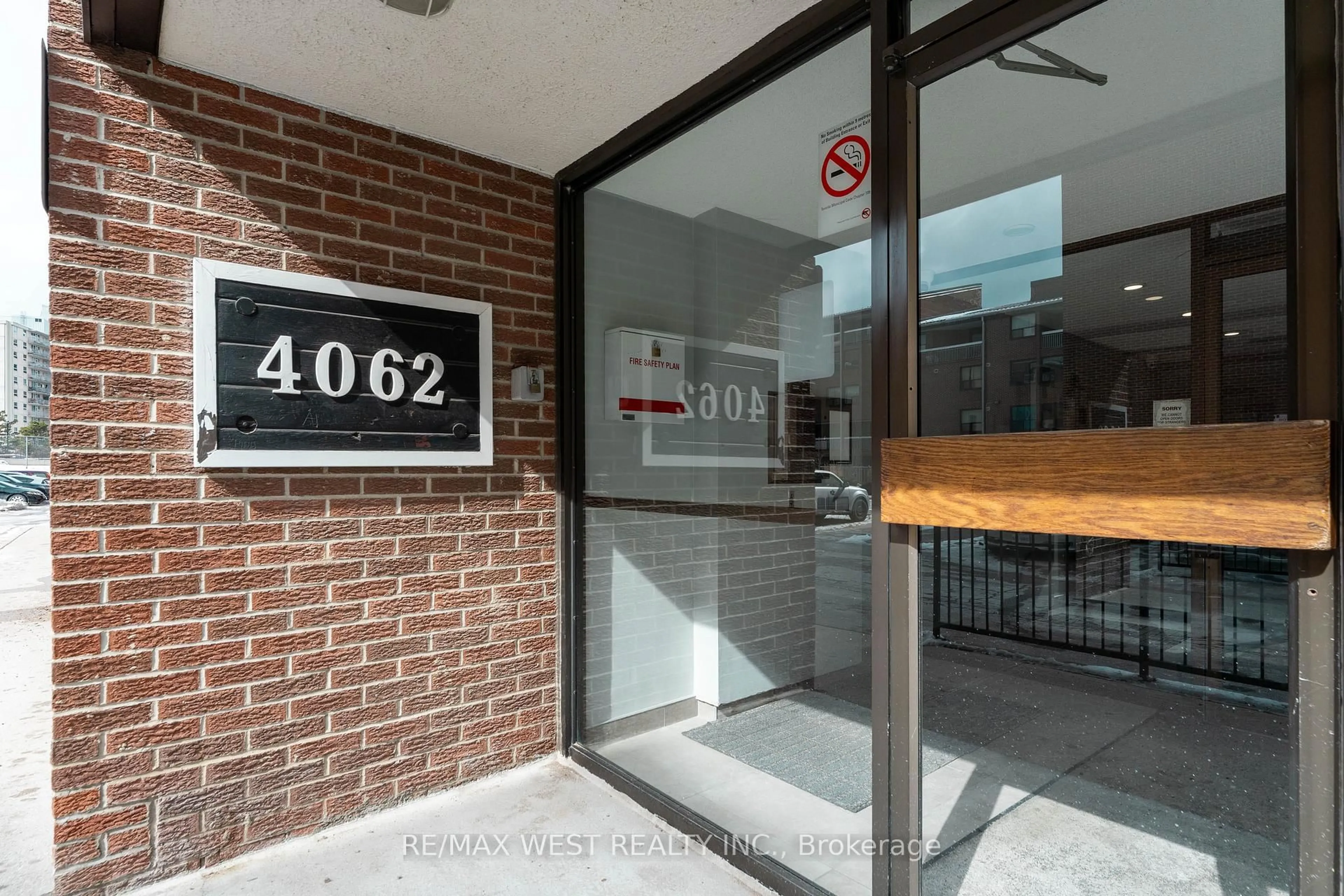 Indoor foyer for 4062 Lawrence Ave #612, Toronto Ontario M1E 4V5
