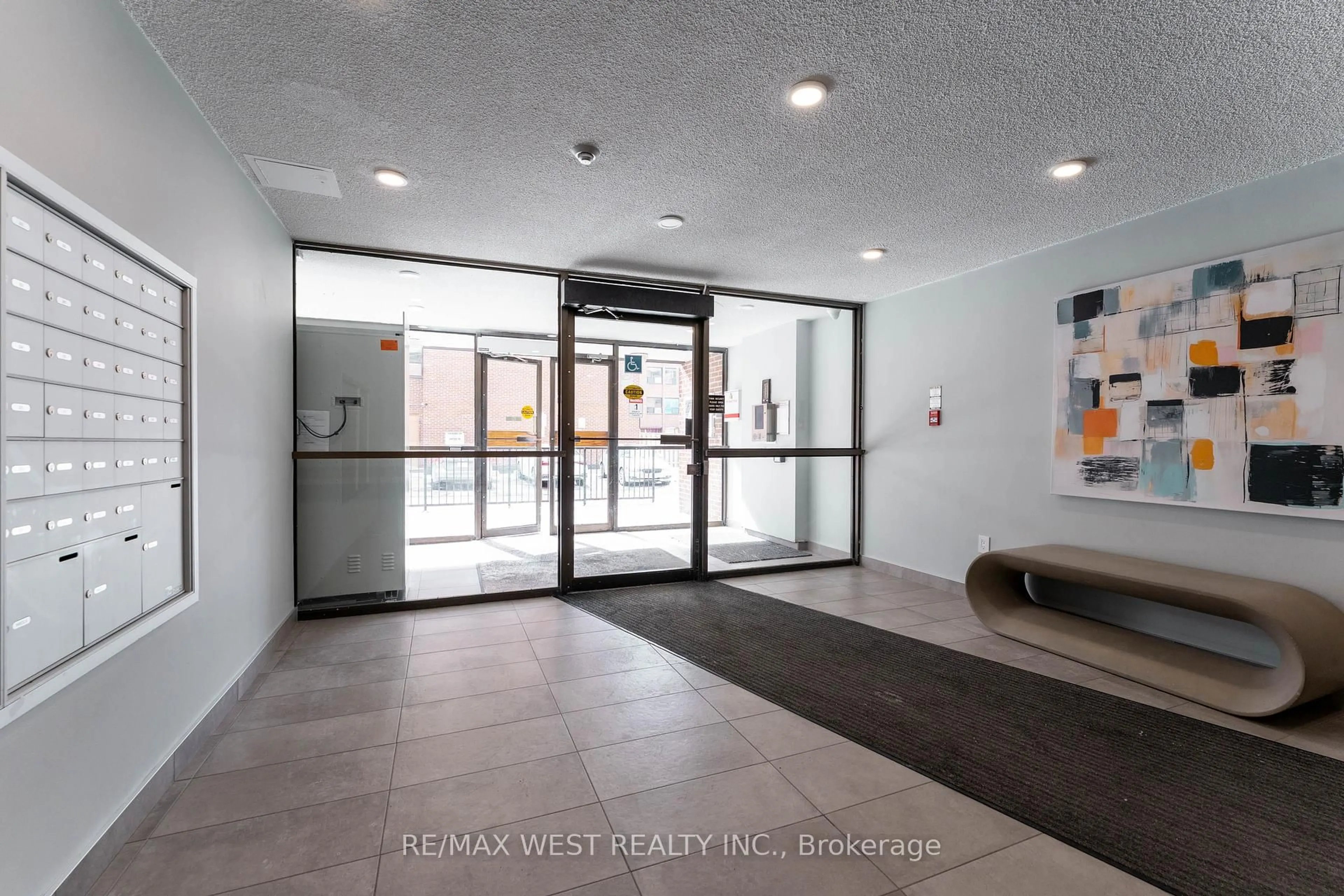 Indoor foyer for 4062 Lawrence Ave #612, Toronto Ontario M1E 4V5