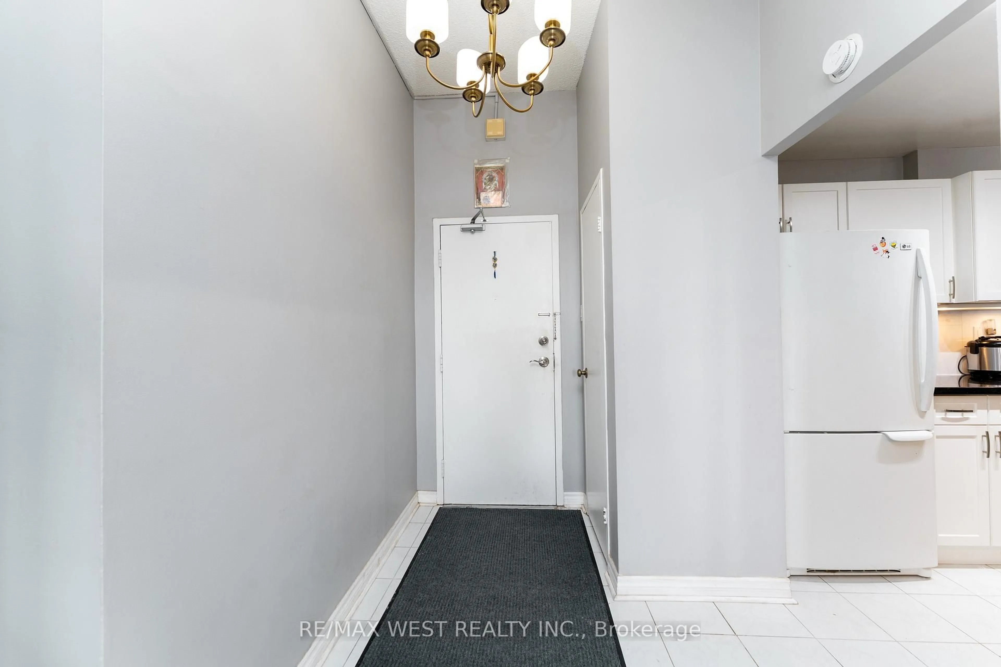Indoor entryway for 4062 Lawrence Ave #612, Toronto Ontario M1E 4V5
