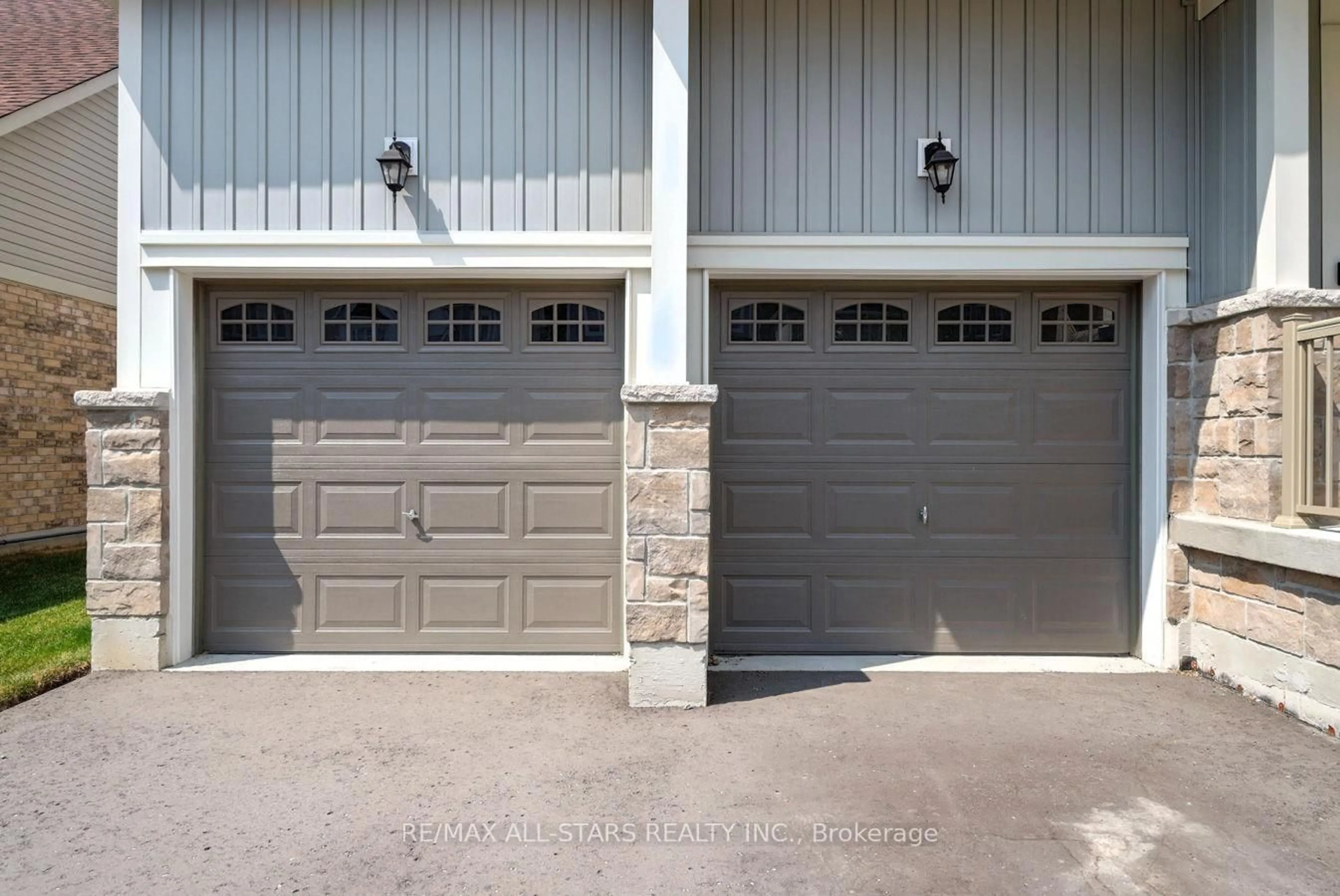Indoor garage for 89 Forestlane Way, Scugog Ontario L9L 0B1