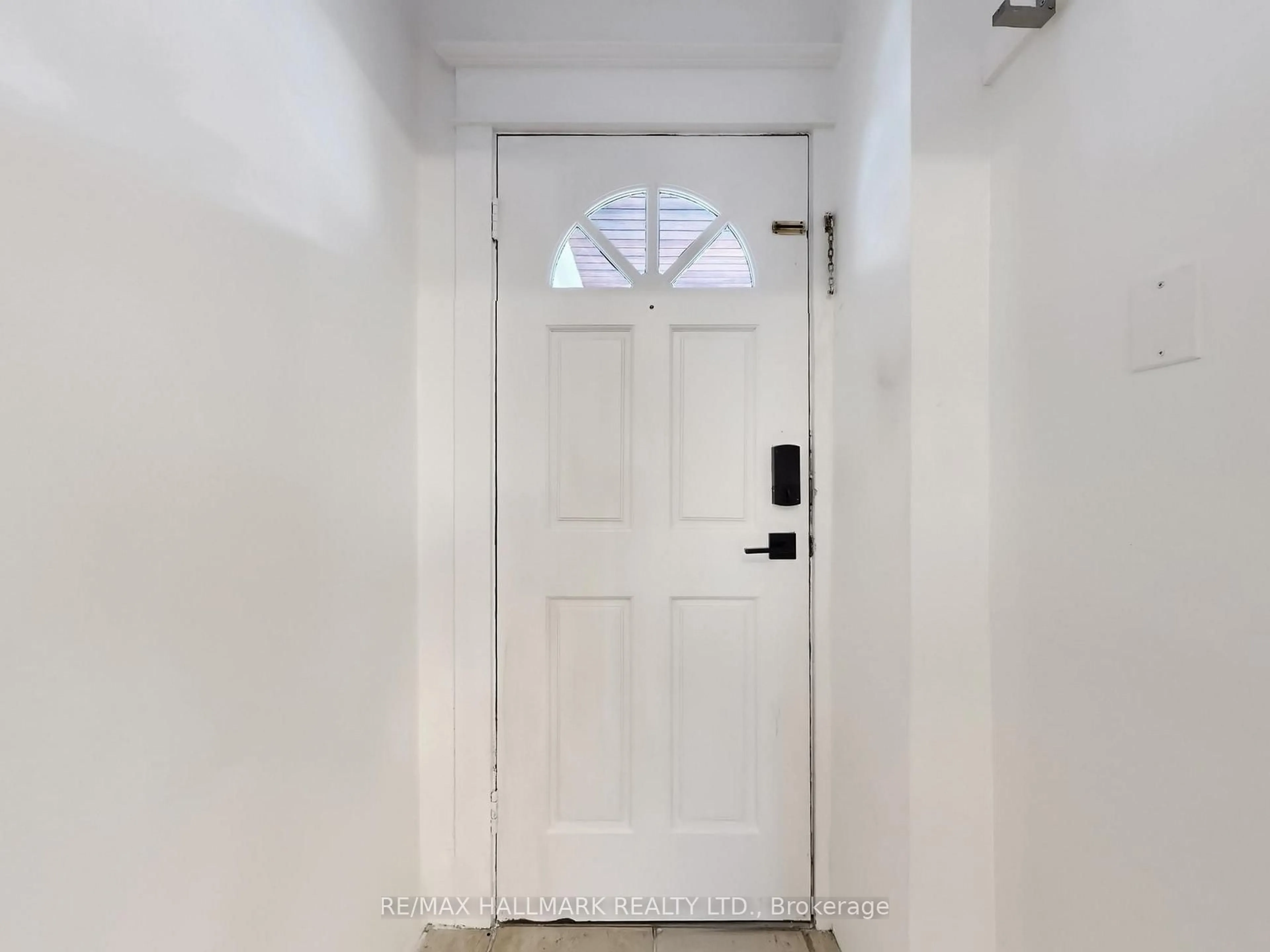 Indoor entryway for 51 Westwood Ave, Toronto Ontario M4K 2A7
