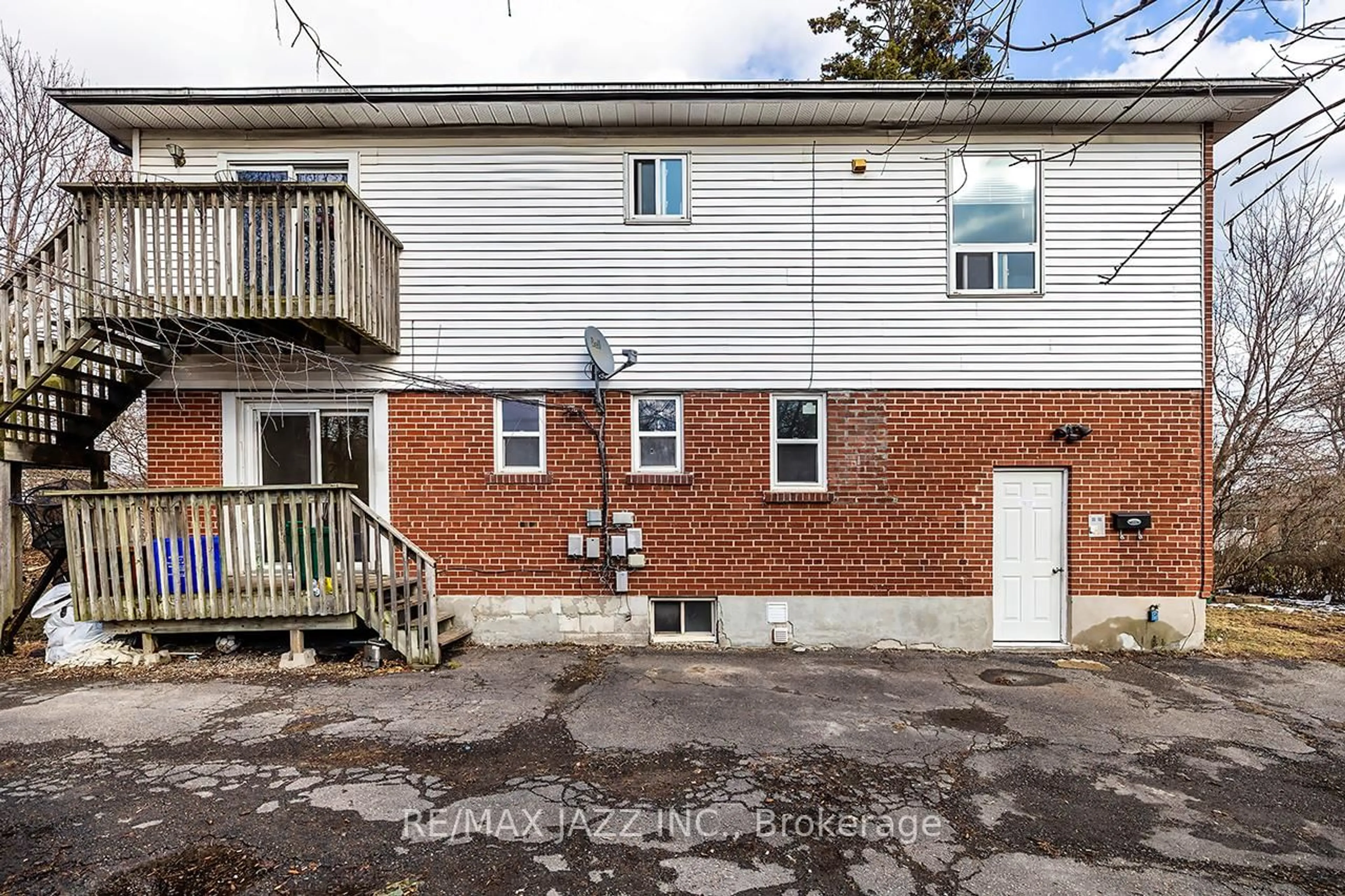 A pic from outside/outdoor area/front of a property/back of a property/a pic from drone, street for 380 Phillip Murray Ave, Oshawa Ontario L1J 1H3