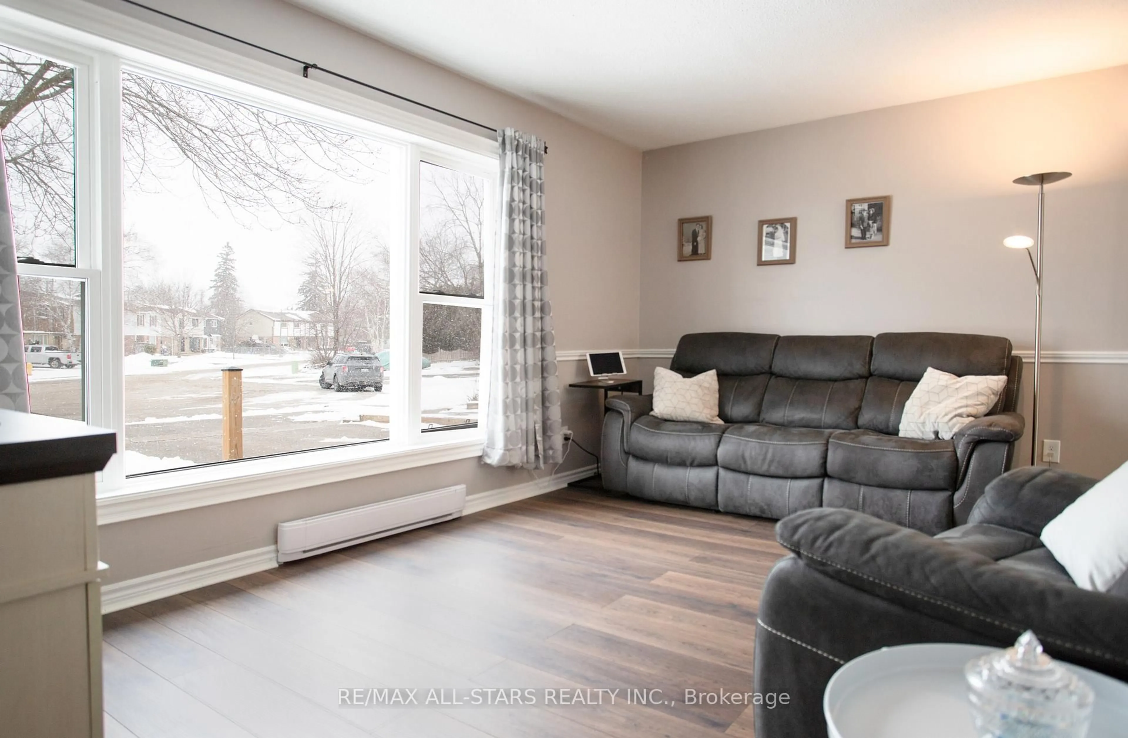 Living room with furniture, wood/laminate floor for 158 Blossom Crt, Scugog Ontario L9L 1G5