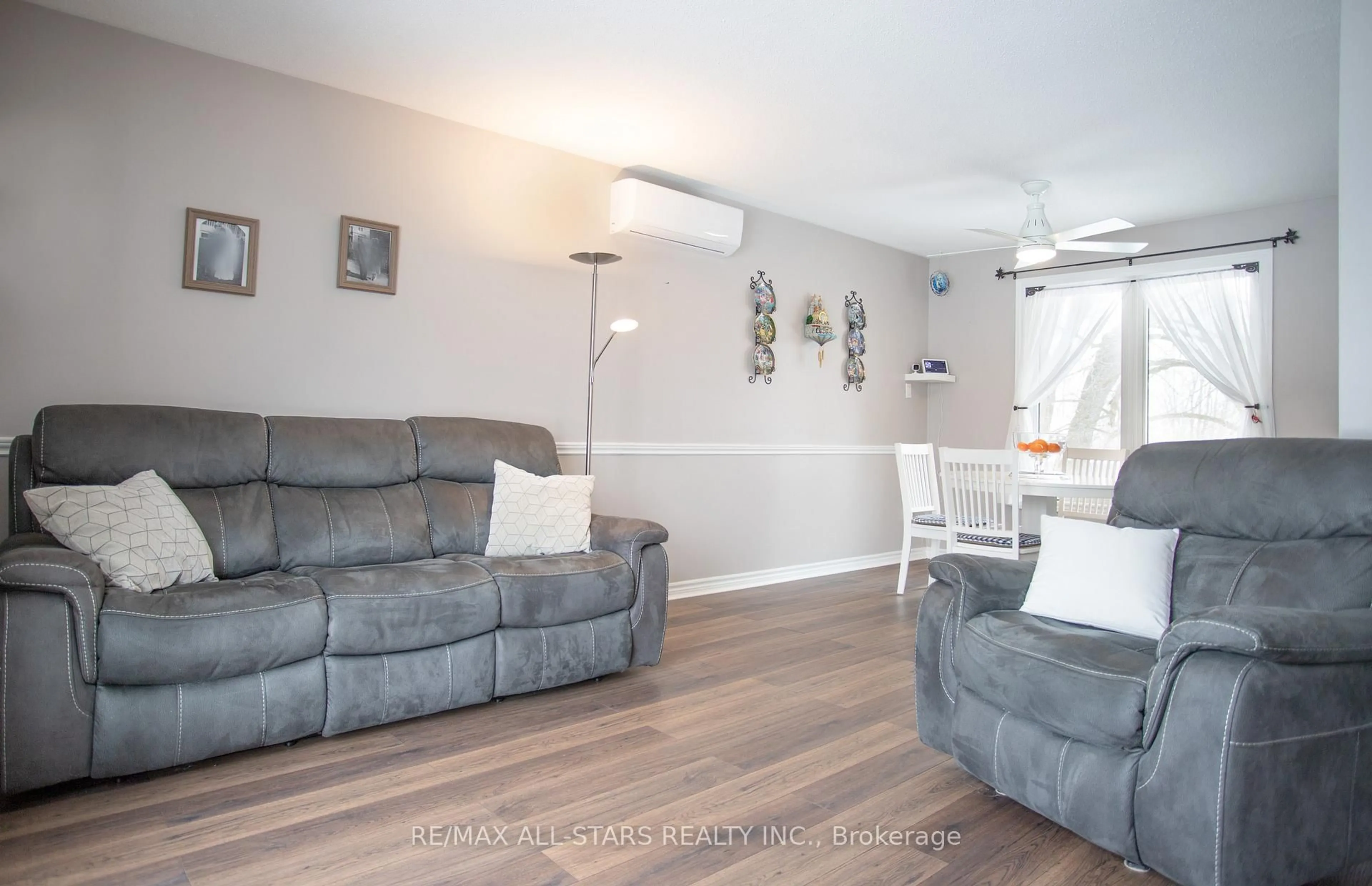Living room with furniture, wood/laminate floor for 158 Blossom Crt, Scugog Ontario L9L 1G5