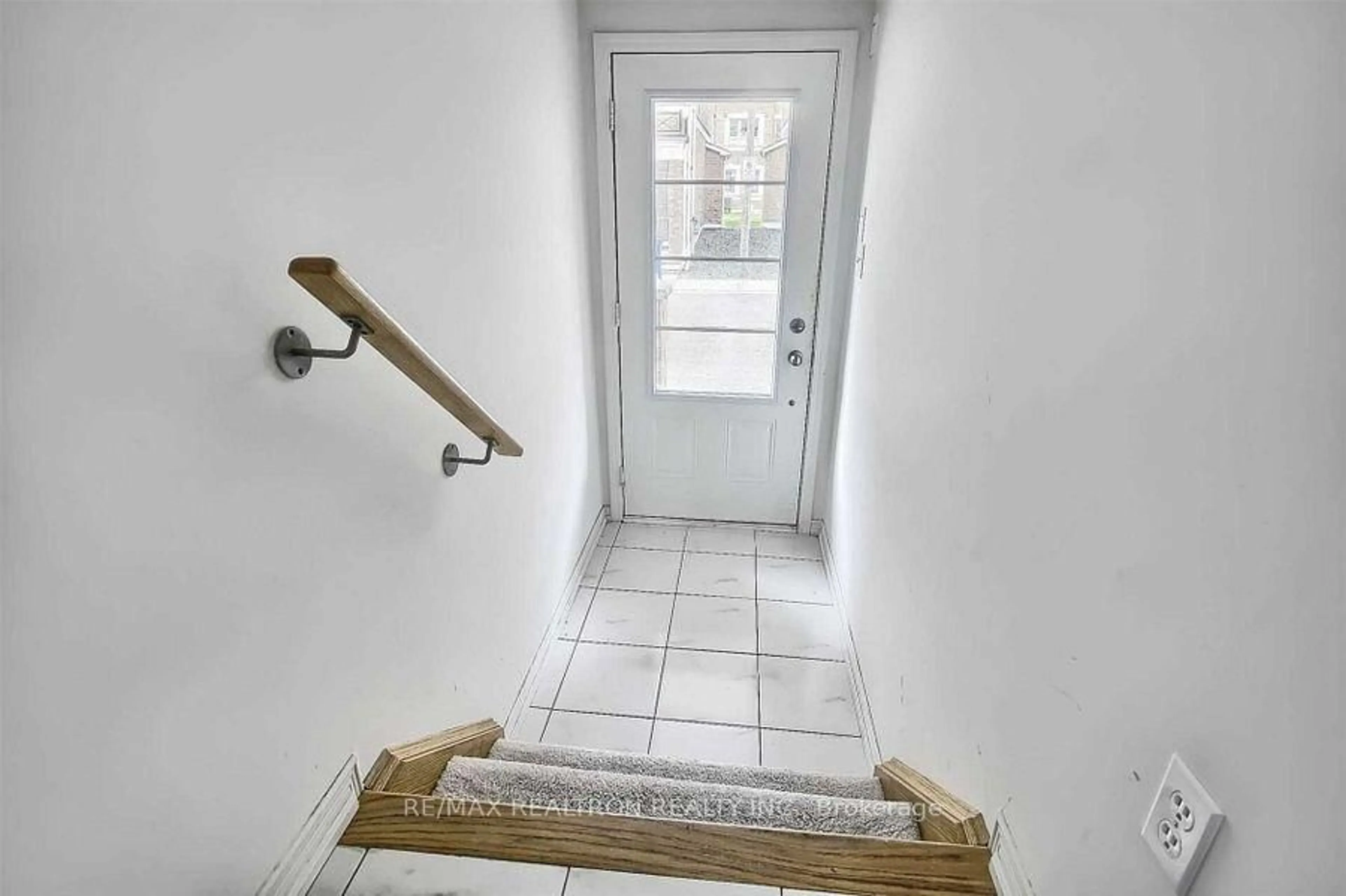 Indoor entryway for 37 Filly Path #457, Oshawa Ontario L1L 0K8