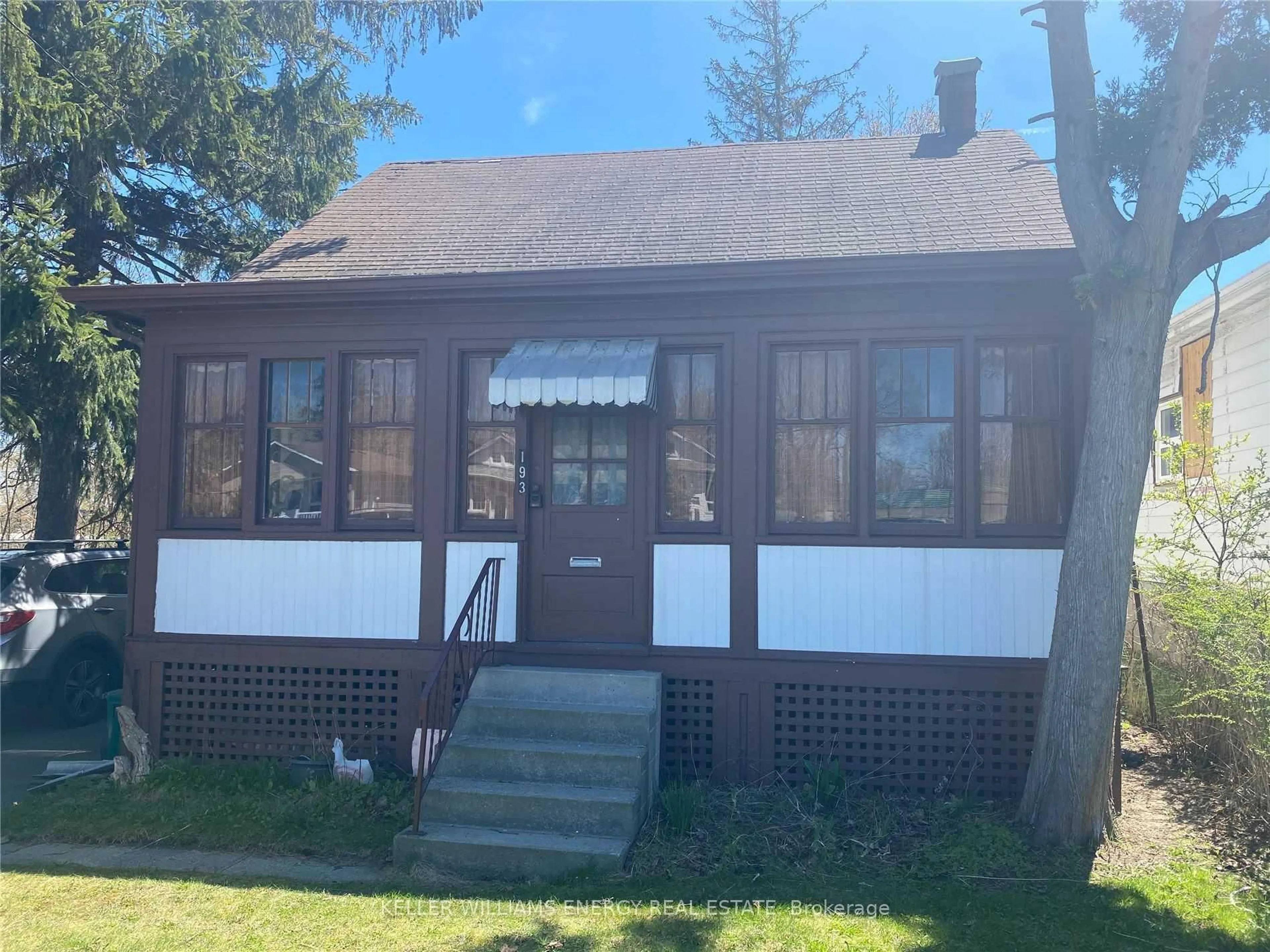 Home with vinyl exterior material, building for 193 Bloor St, Oshawa Ontario L1J 1P5