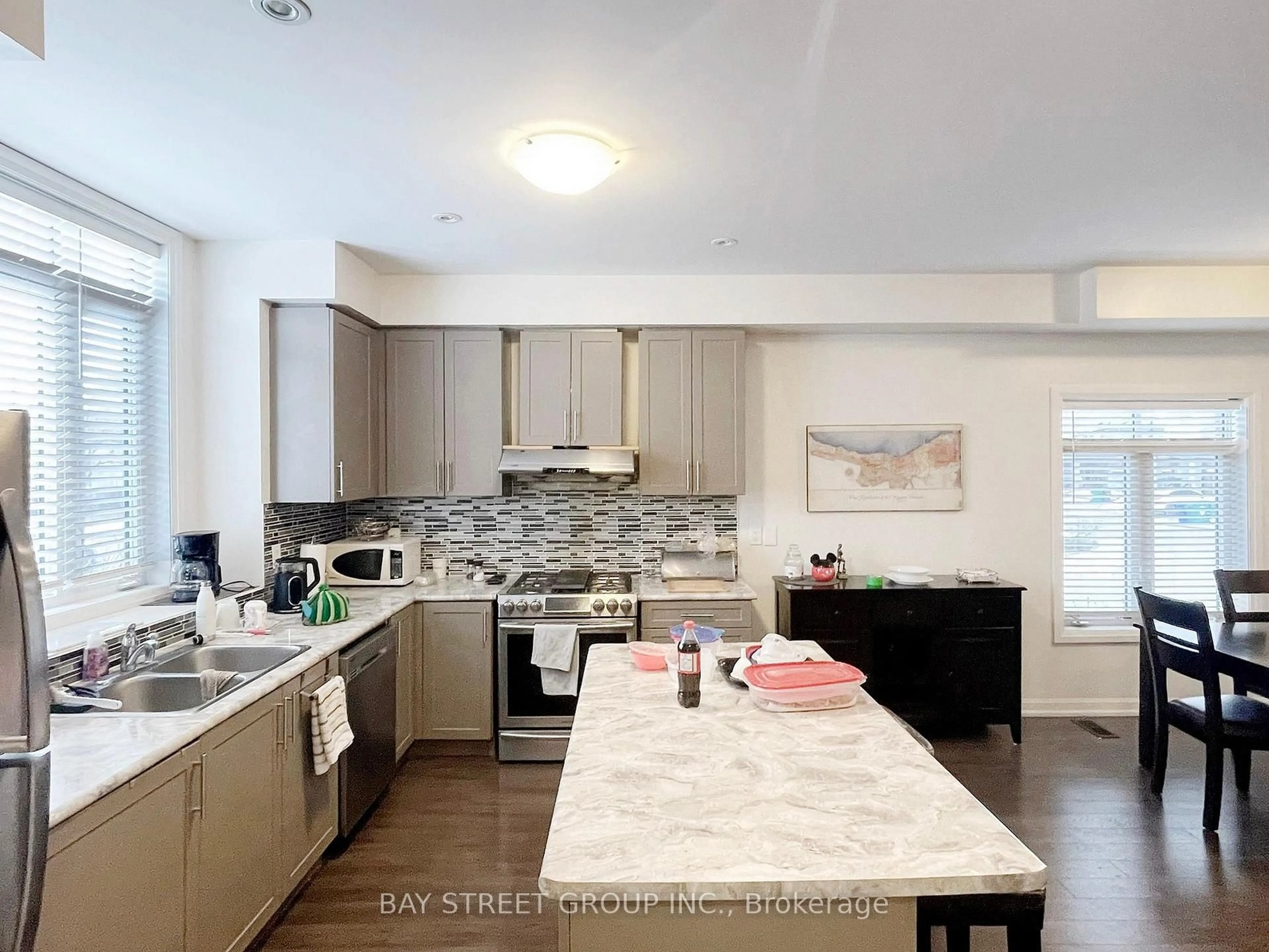 Open concept kitchen, ceramic/tile floor for 2 Longshore Way, Whitby Ontario L1N 0M1