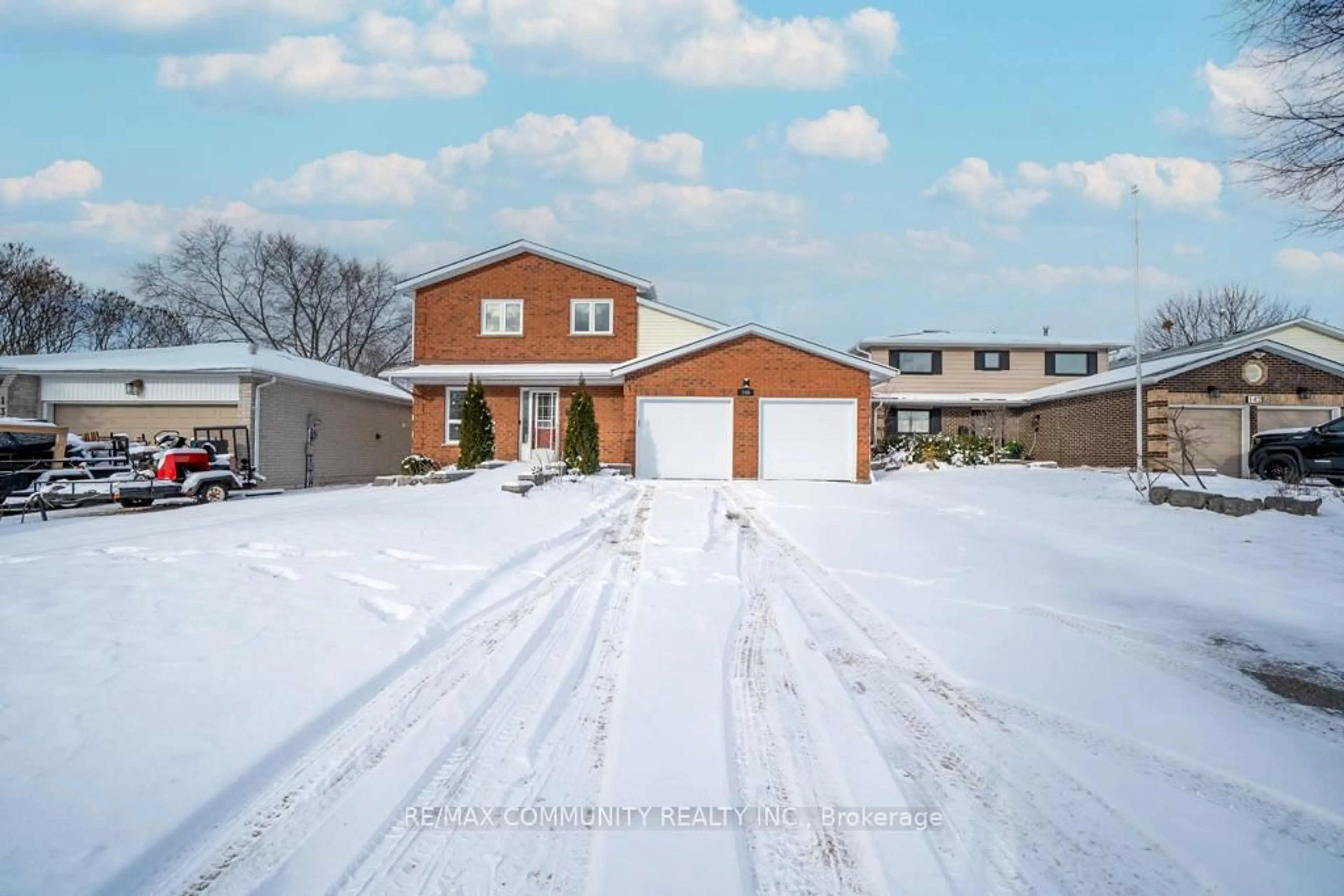 A pic from outside/outdoor area/front of a property/back of a property/a pic from drone, street for 140 Orchard Heights Dr, Clarington Ontario L1B 1J7