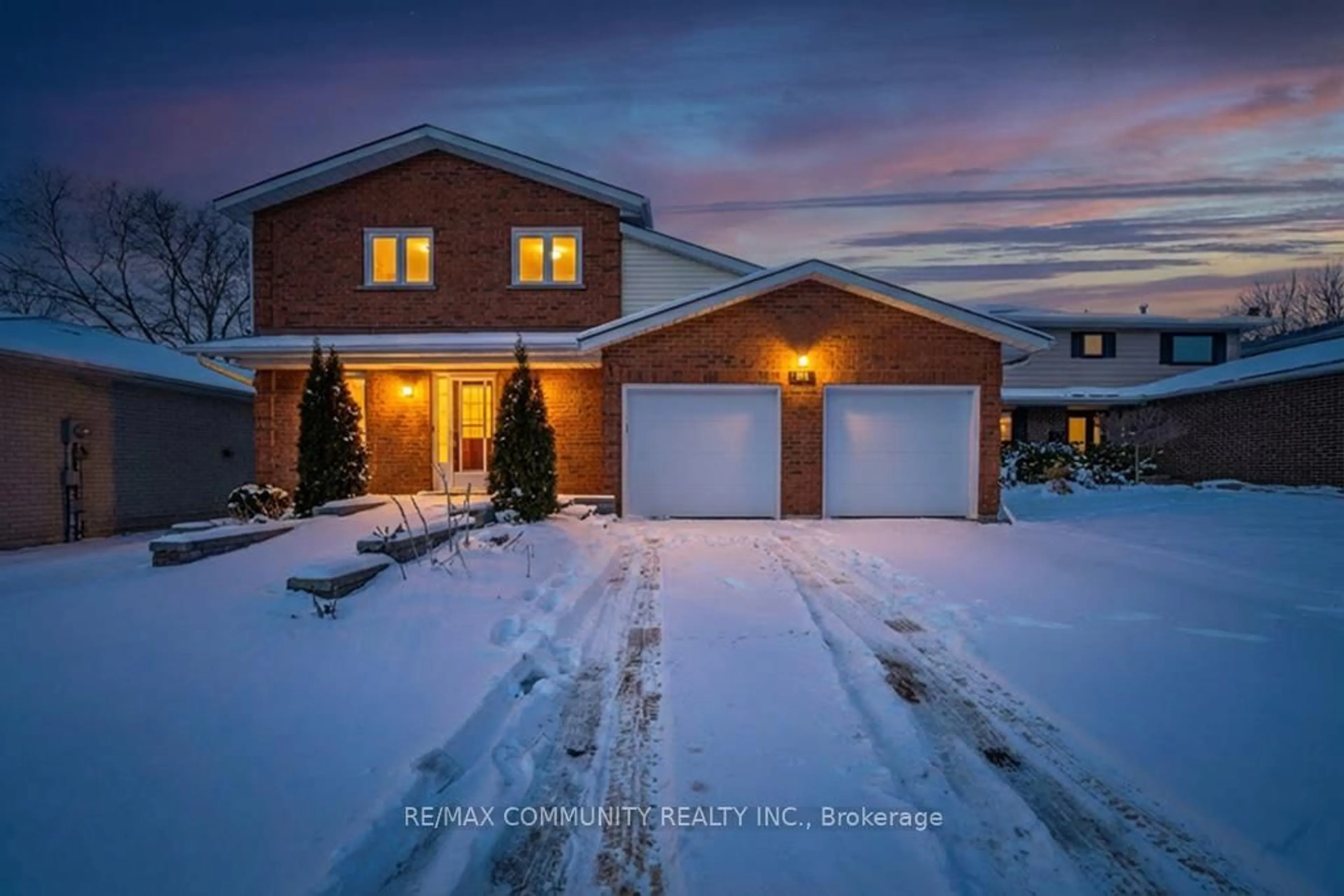 A pic from outside/outdoor area/front of a property/back of a property/a pic from drone, street for 140 Orchard Heights Dr, Clarington Ontario L1B 1J7