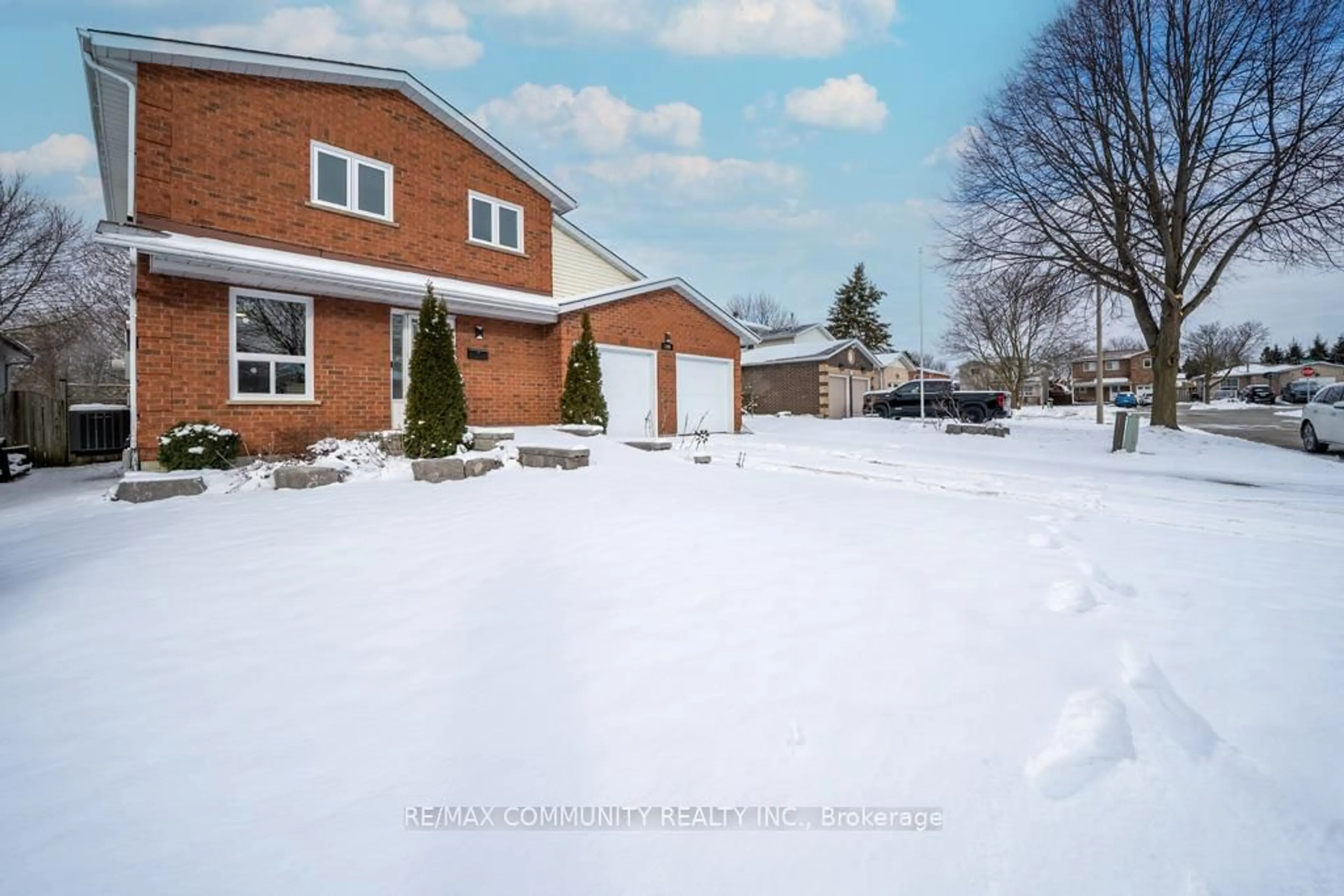 A pic from outside/outdoor area/front of a property/back of a property/a pic from drone, street for 140 Orchard Heights Dr, Clarington Ontario L1B 1J7