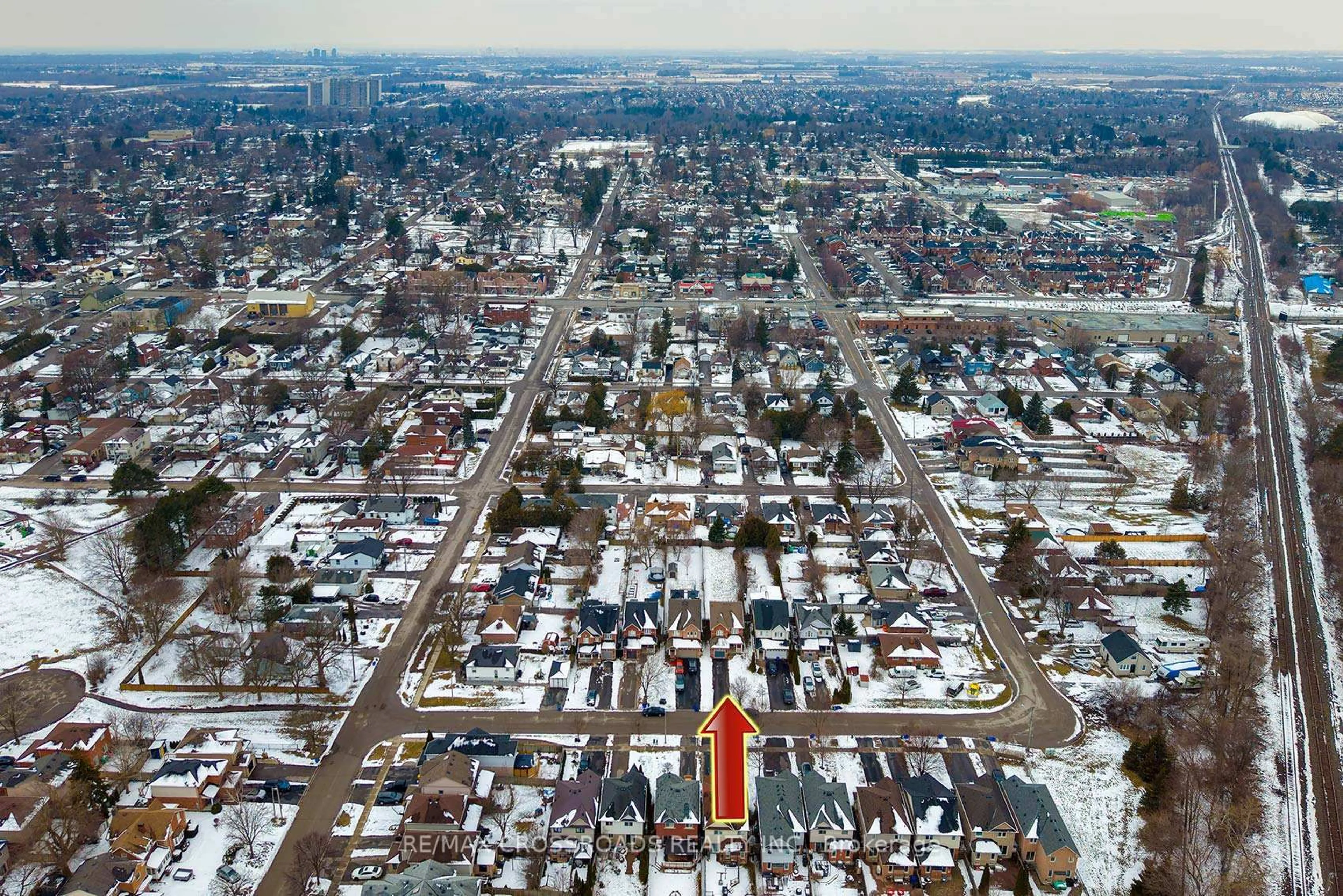 A pic from outside/outdoor area/front of a property/back of a property/a pic from drone, street for 510 Hickory St, Whitby Ontario L1N 9W8