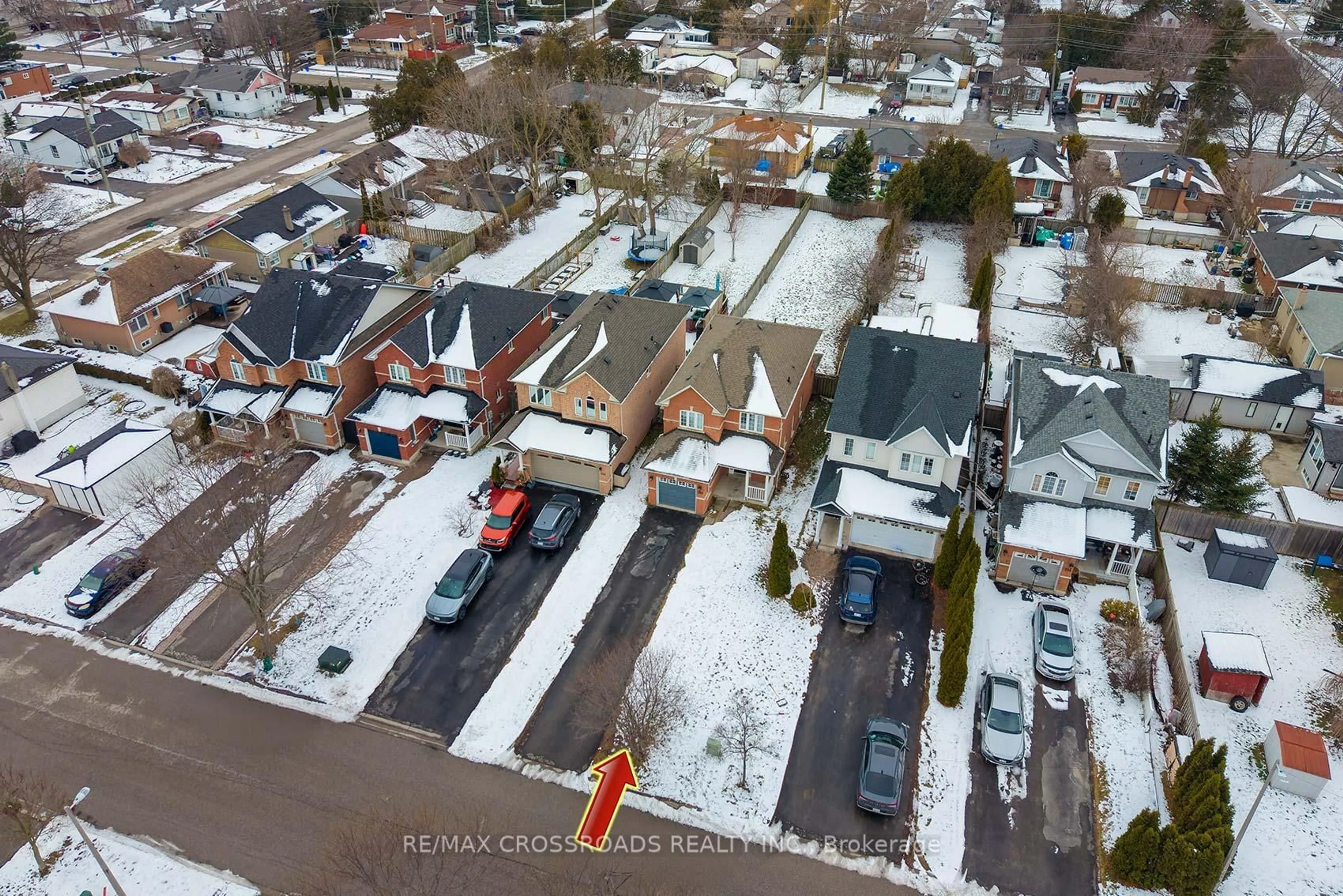 A pic from outside/outdoor area/front of a property/back of a property/a pic from drone, street for 510 Hickory St, Whitby Ontario L1N 9W8