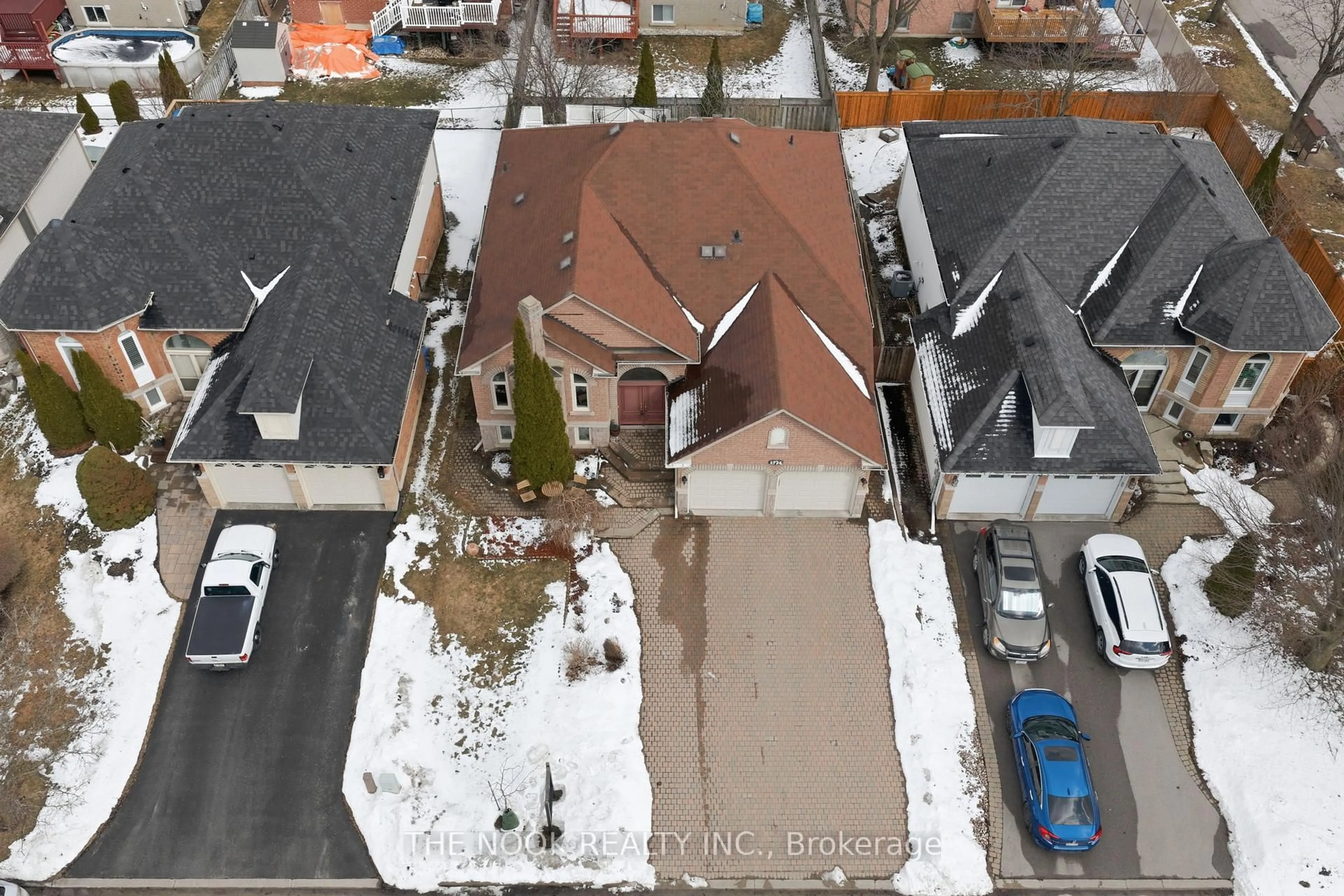 A pic from outside/outdoor area/front of a property/back of a property/a pic from drone, street for 1724 Edenwood Dr, Oshawa Ontario L1G 7Y5