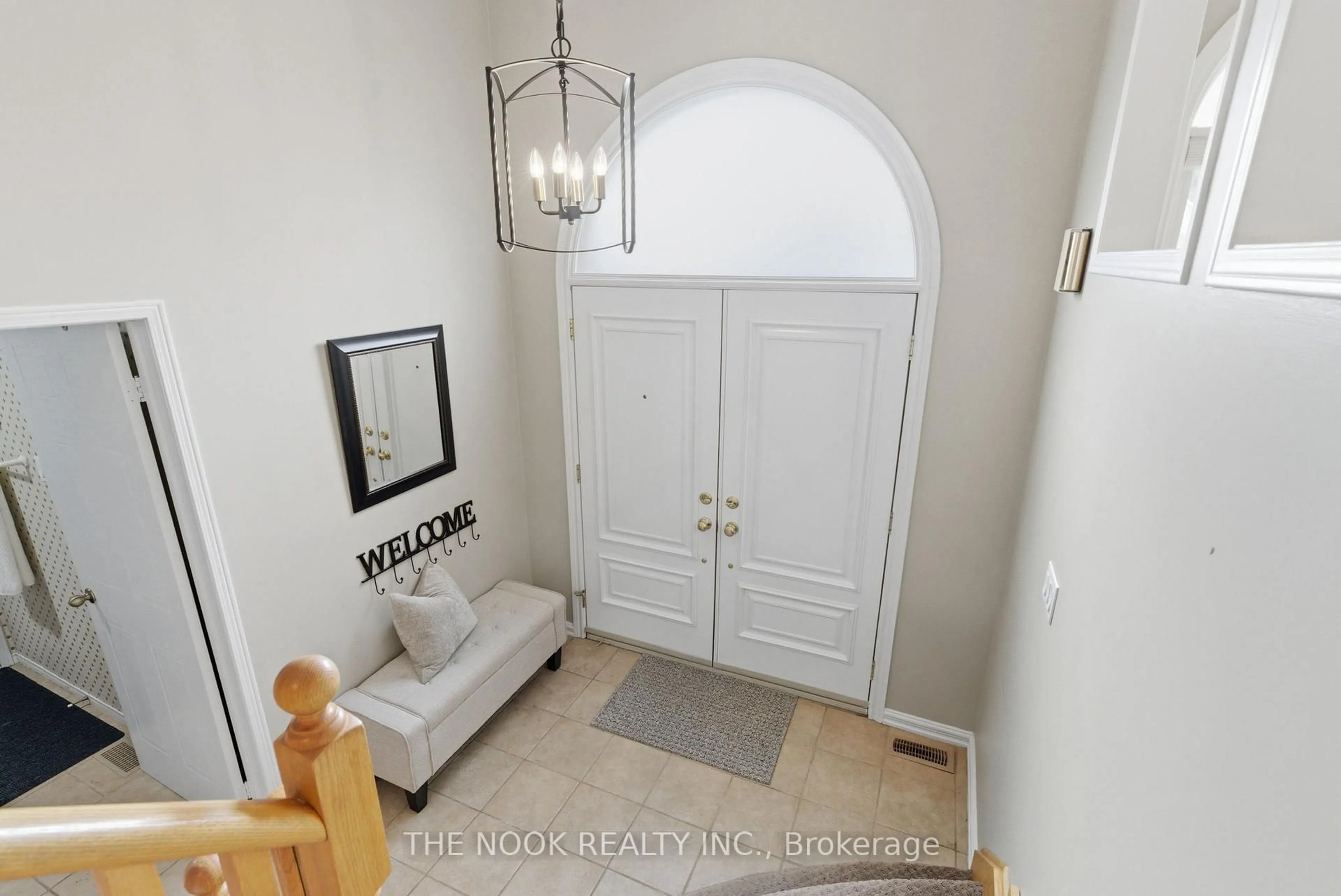 Indoor entryway for 1724 Edenwood Dr, Oshawa Ontario L1G 7Y5
