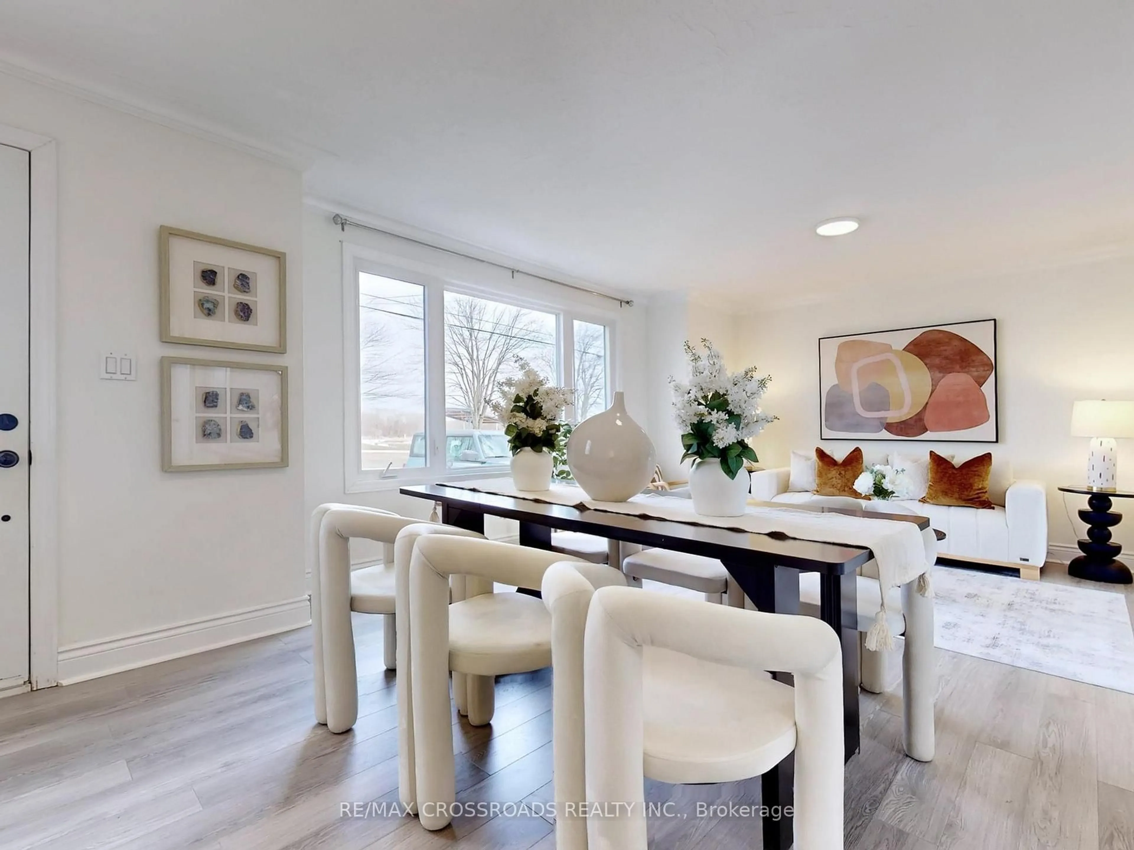 Dining room, wood/laminate floor for 1386 Simcoe St, Oshawa Ontario L1H 4M4