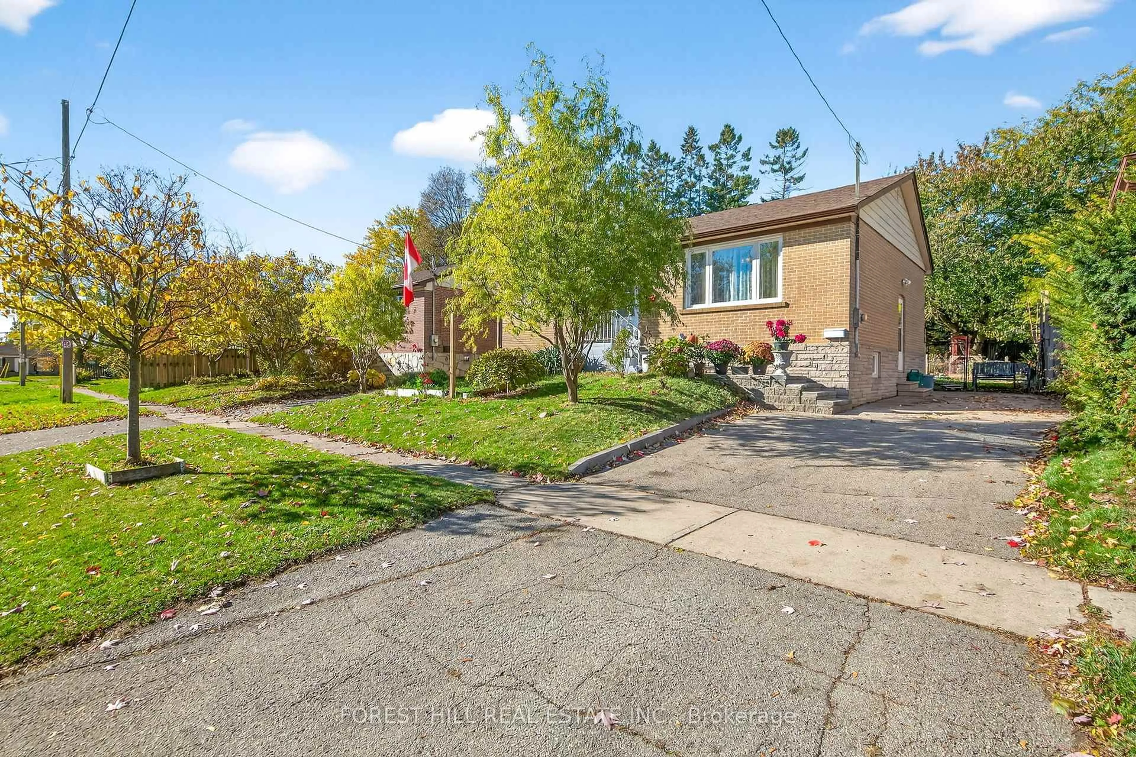 A pic from outside/outdoor area/front of a property/back of a property/a pic from drone, street for 1550 Evangeline Dr, Oshawa Ontario L1J 3T2