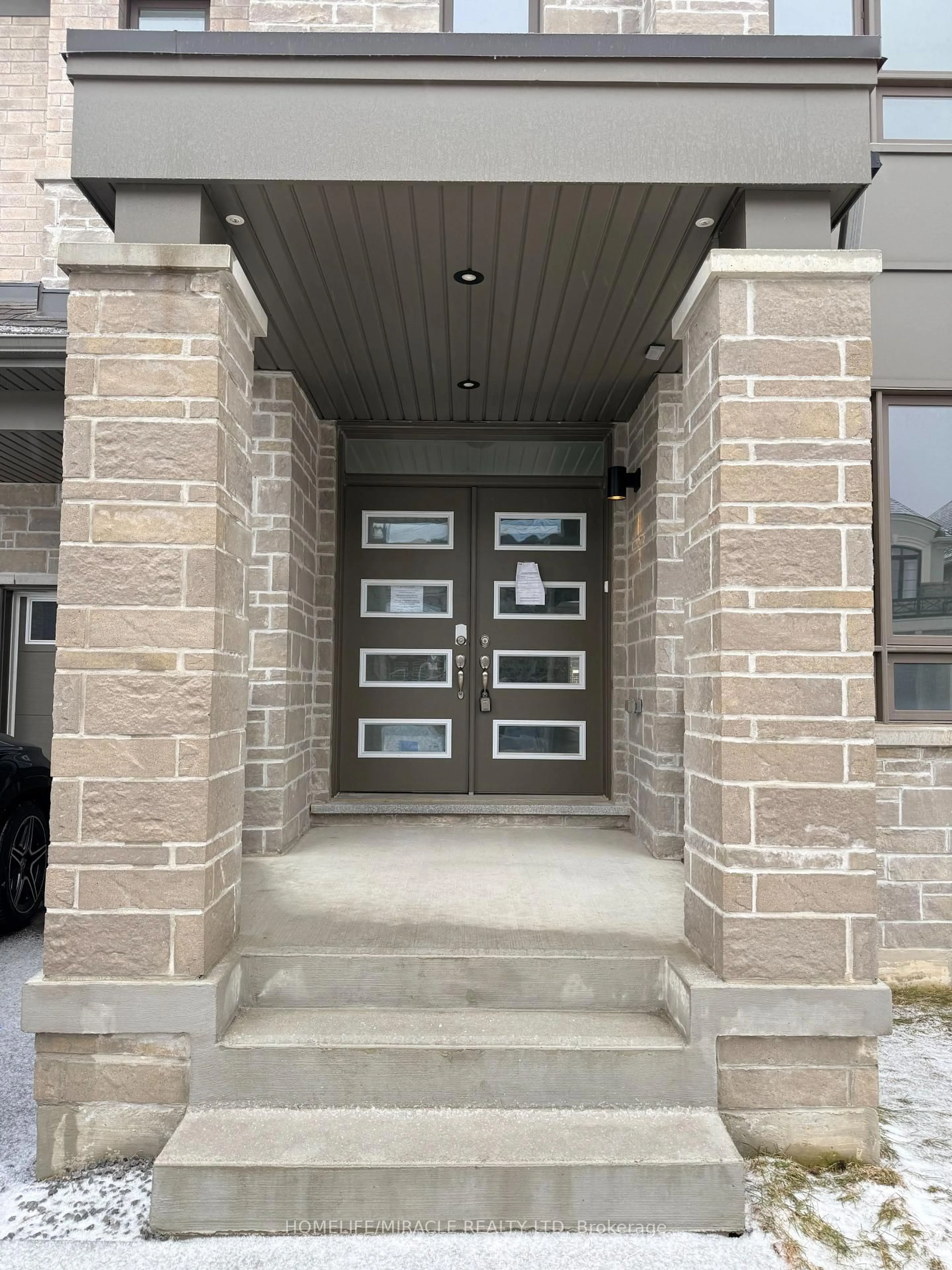 Indoor entryway for 1421 Swallowtail Lane, Pickering Ontario L1X 0N8