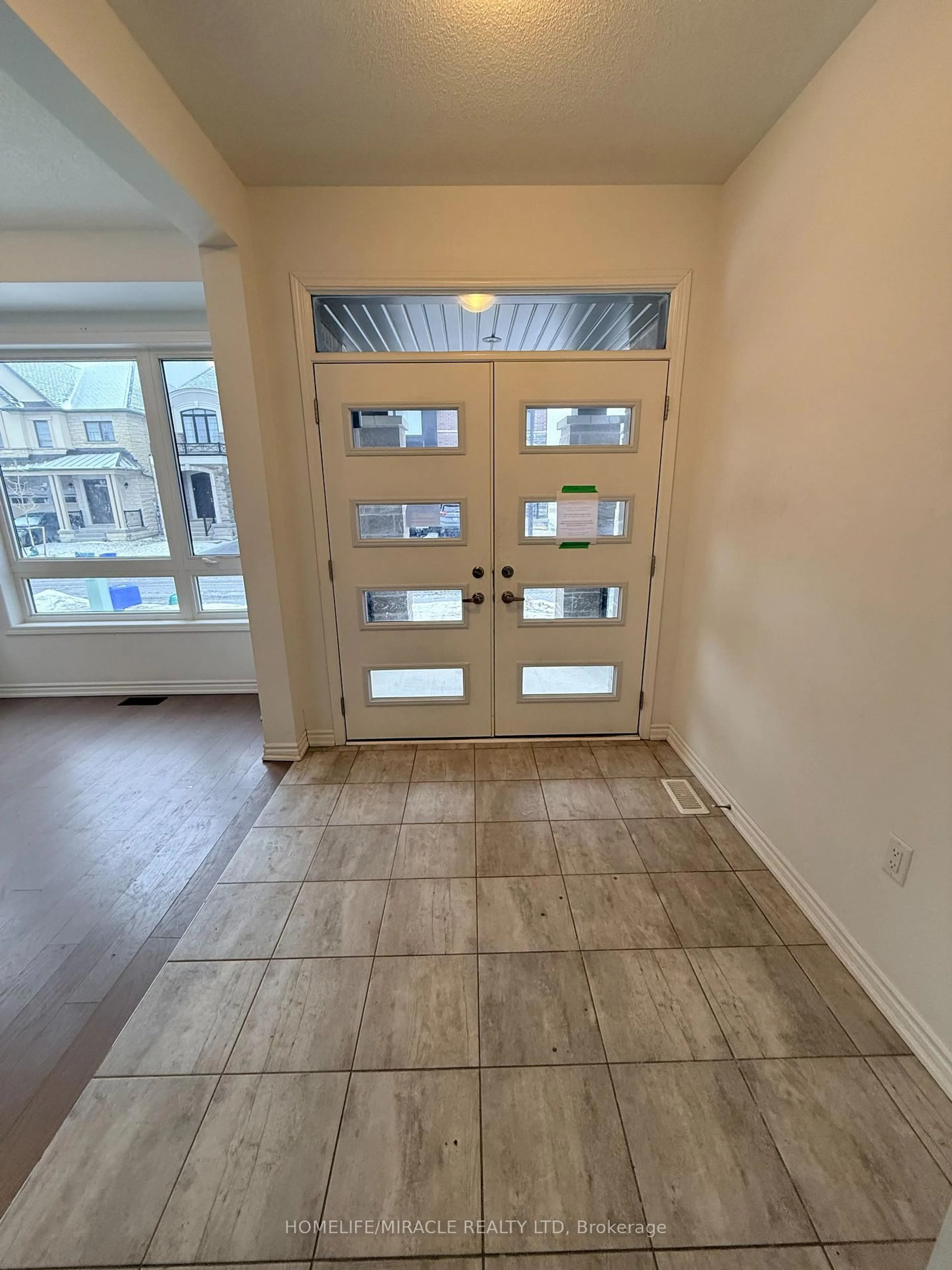 Indoor entryway for 1421 Swallowtail Lane, Pickering Ontario L1X 0N8