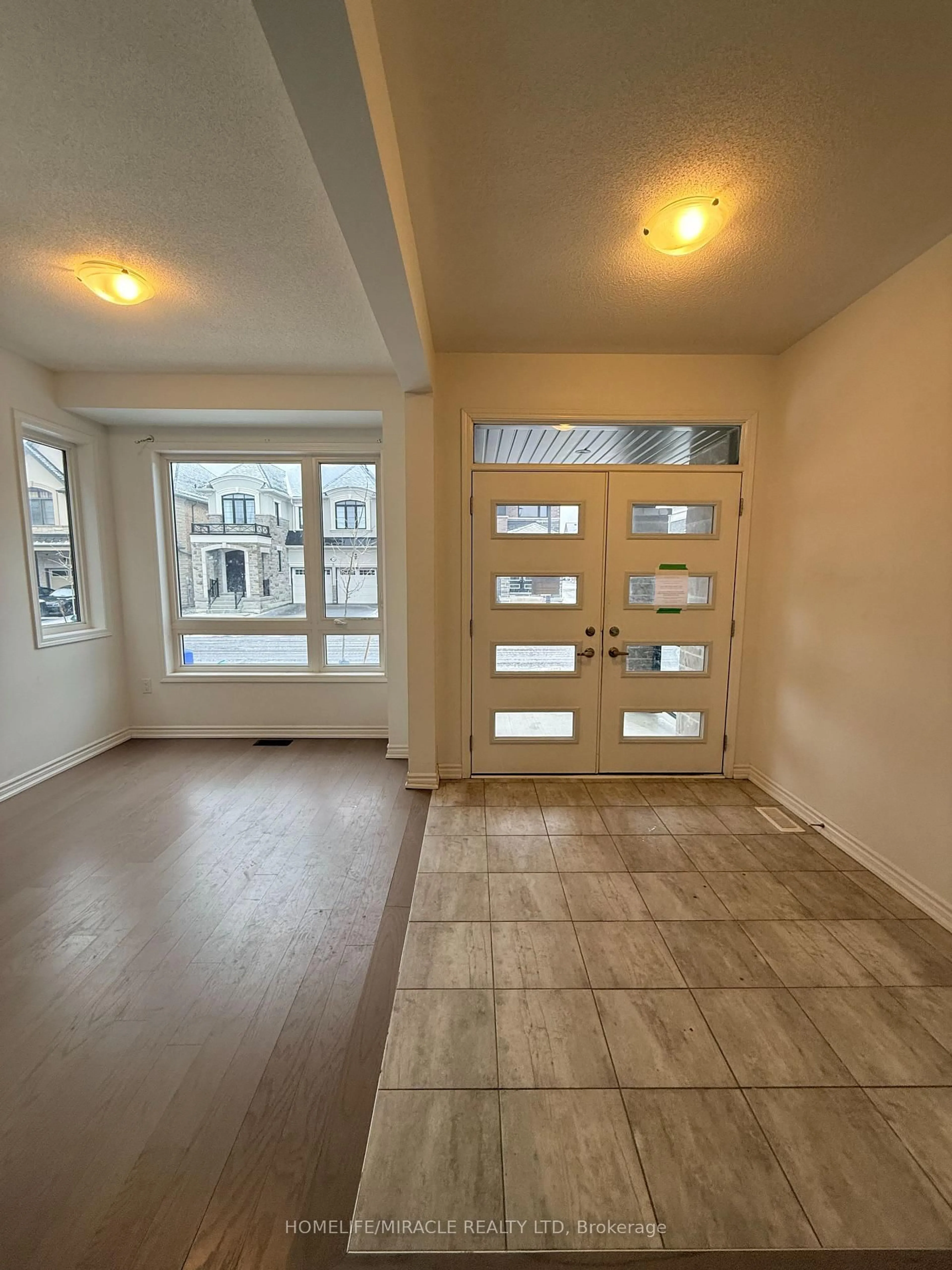 Indoor entryway for 1421 Swallowtail Lane, Pickering Ontario L1X 0N8