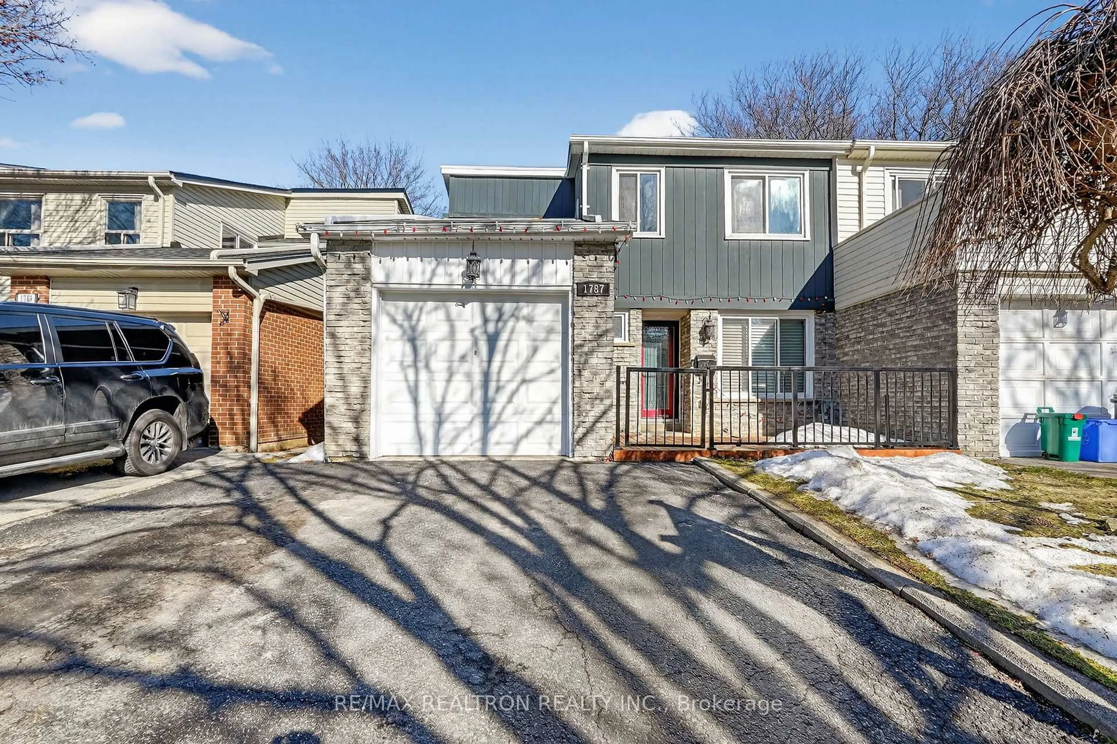 A pic from outside/outdoor area/front of a property/back of a property/a pic from drone, street for 1787 Listowell Cres, Pickering Ontario L1V 2Y2
