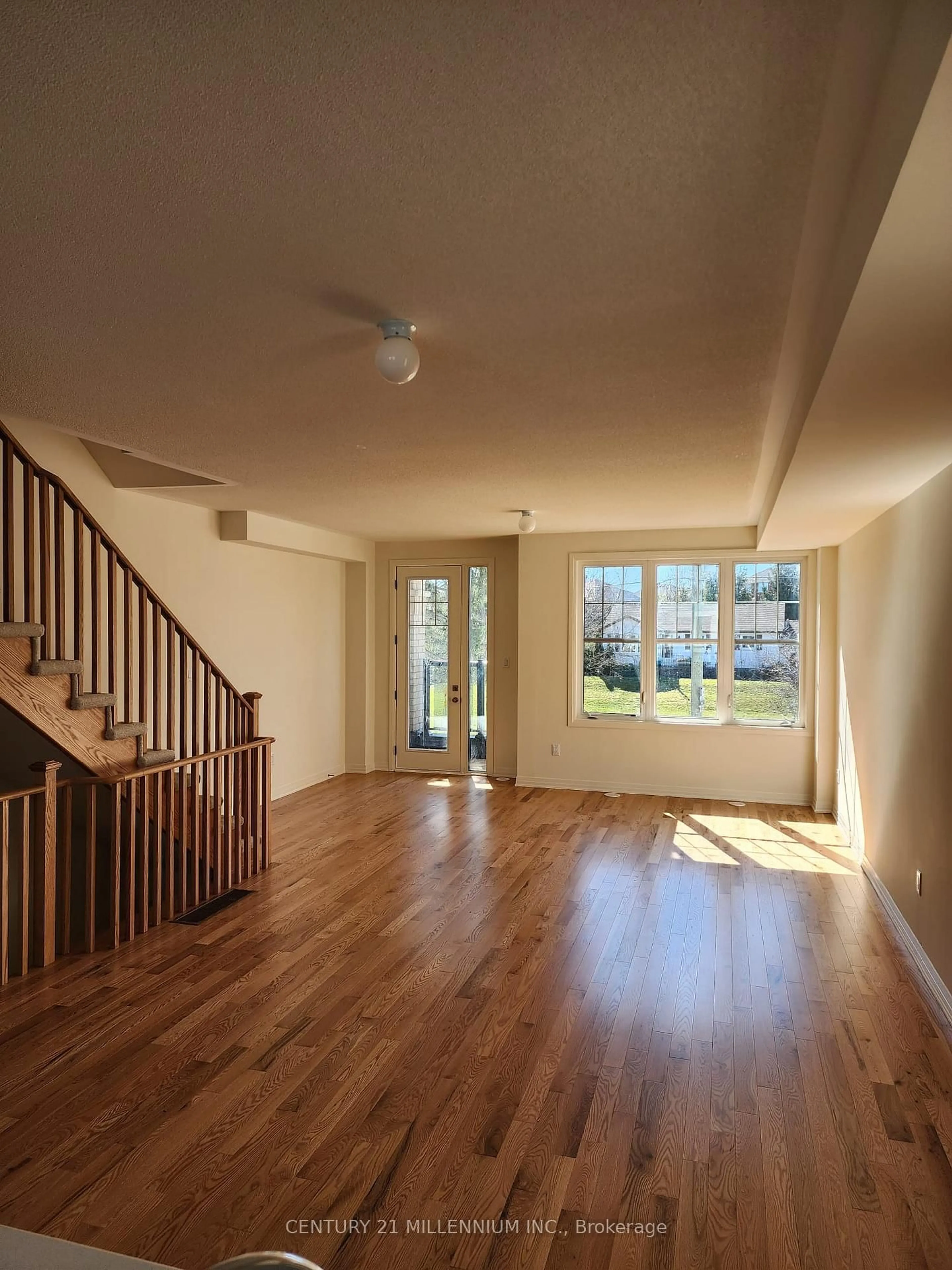 Indoor foyer for 1565 Green Rd, Clarington Ontario L1C 7E5