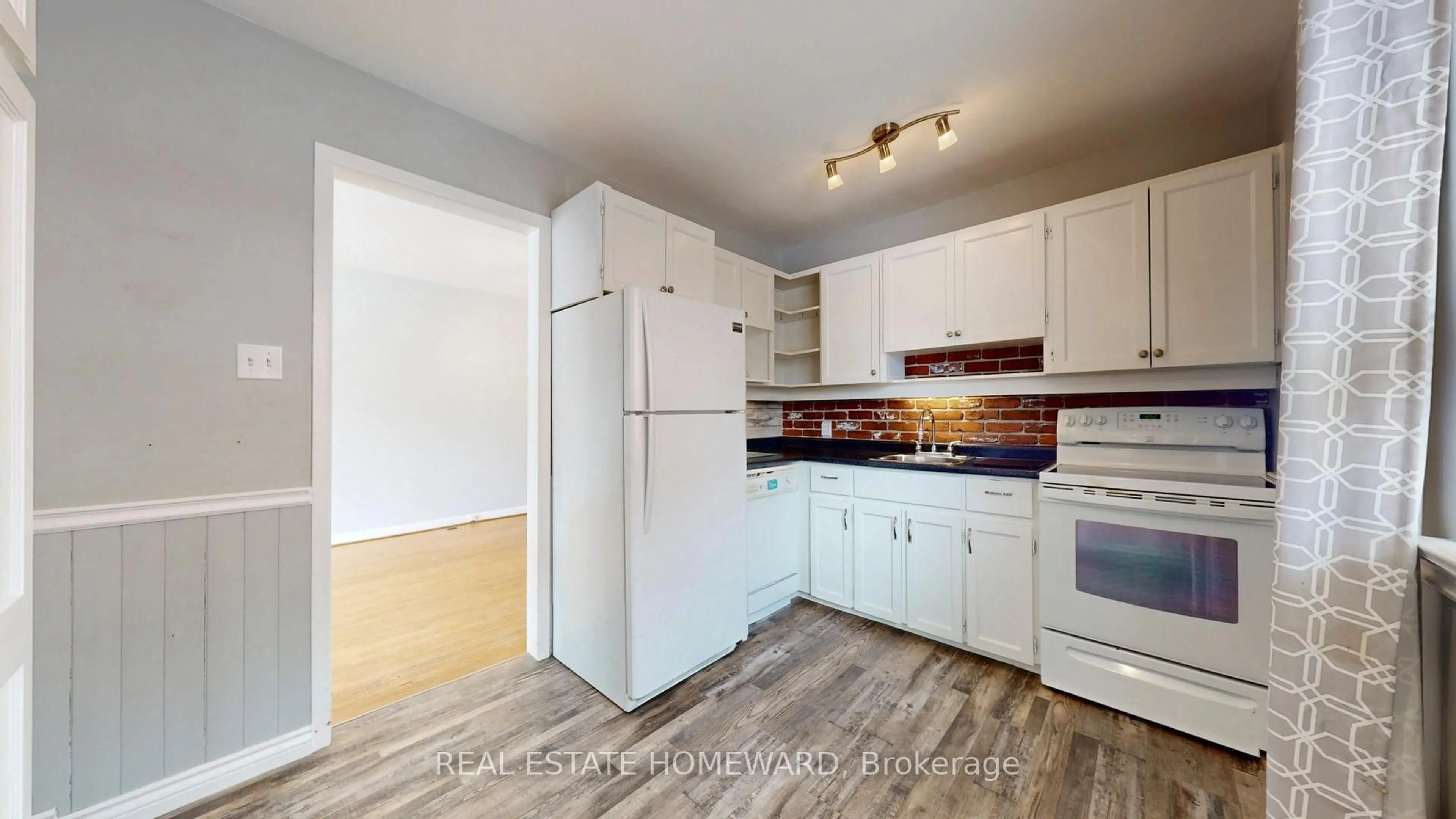 Standard kitchen, wood/laminate floor for 70 Painted Post Dr, Toronto Ontario M1H 1T2