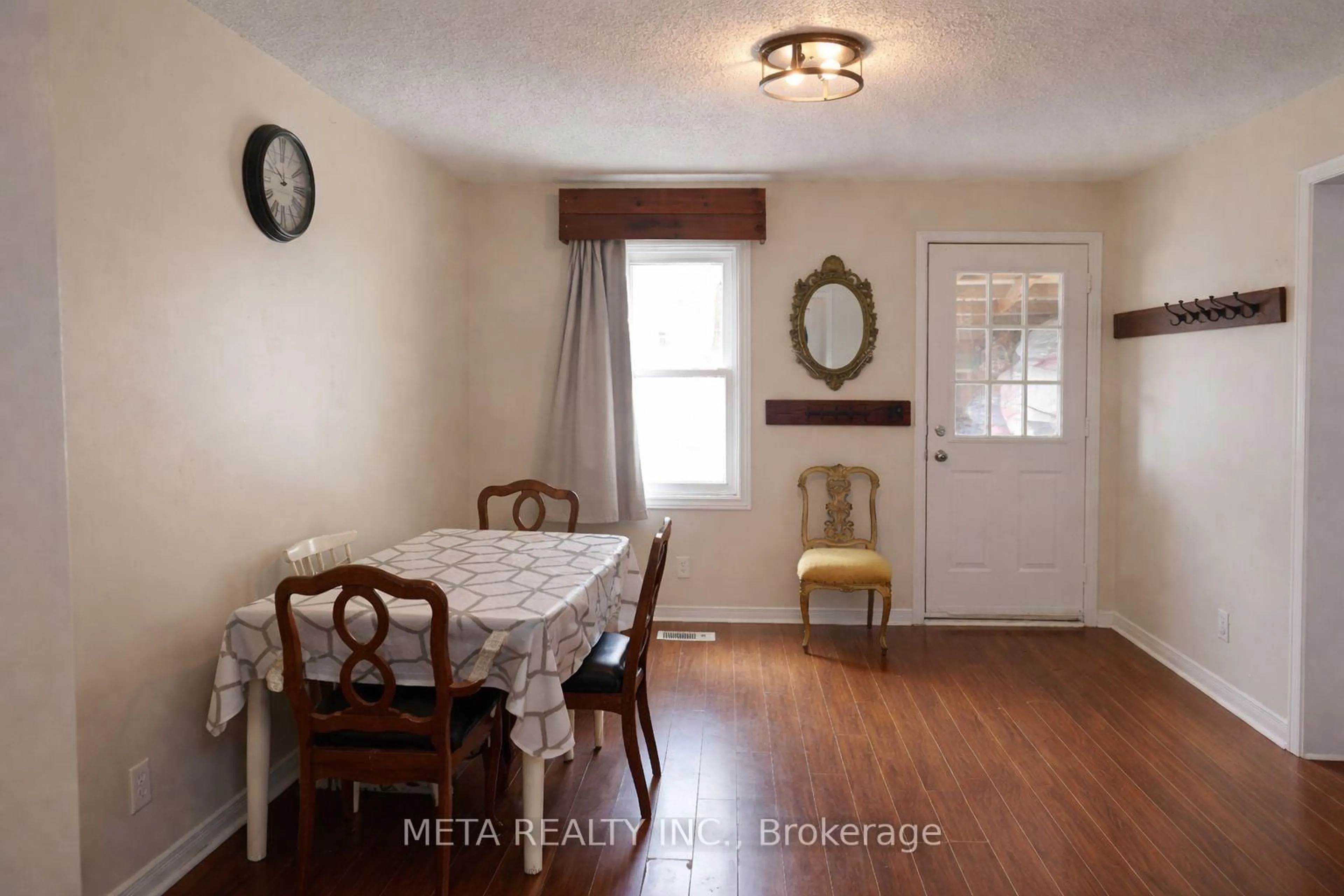 Dining room, wood/laminate floor for 283 Park Rd, Oshawa Ontario L1J 4H4
