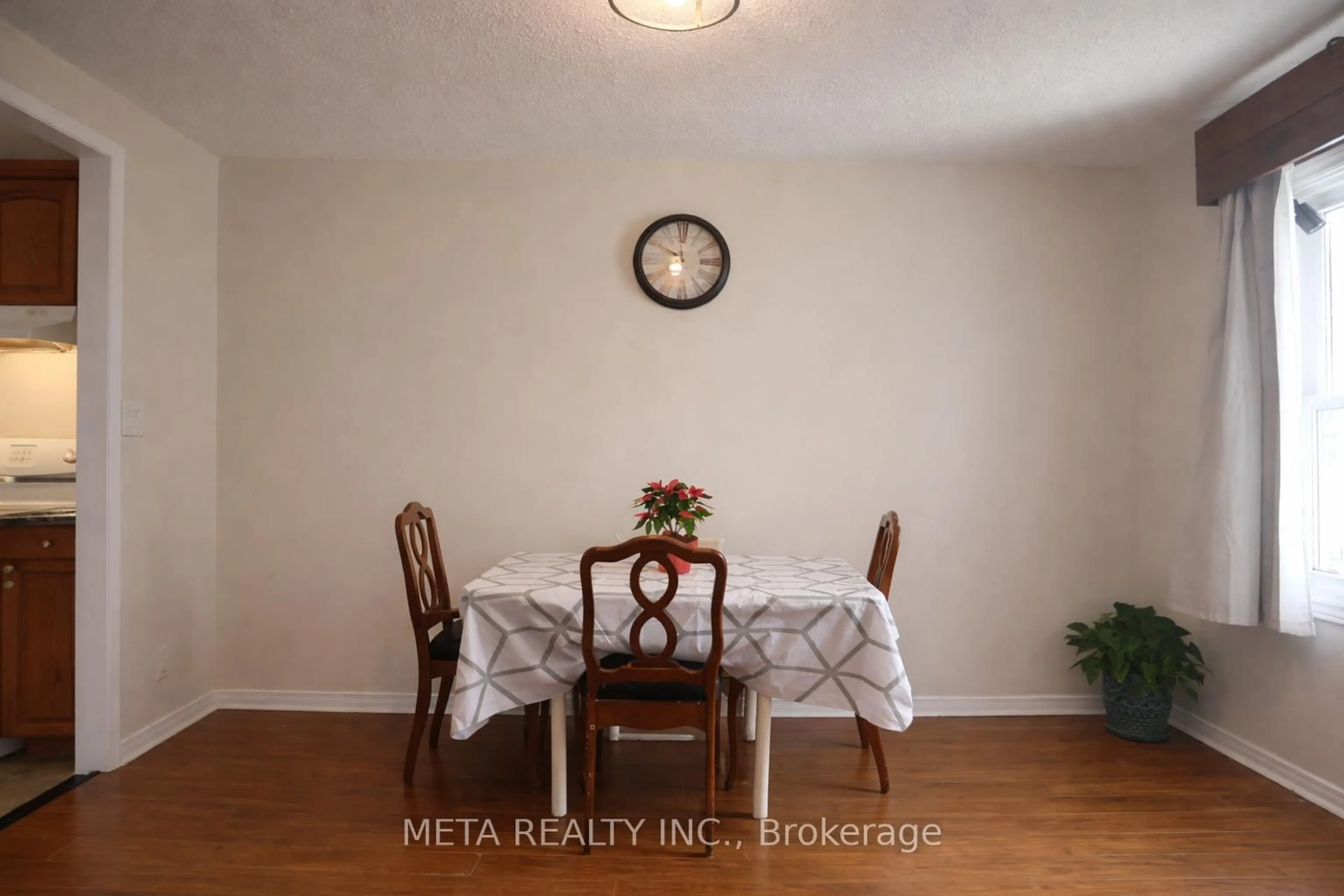Dining room, wood/laminate floor for 283 Park Rd, Oshawa Ontario L1J 4H4