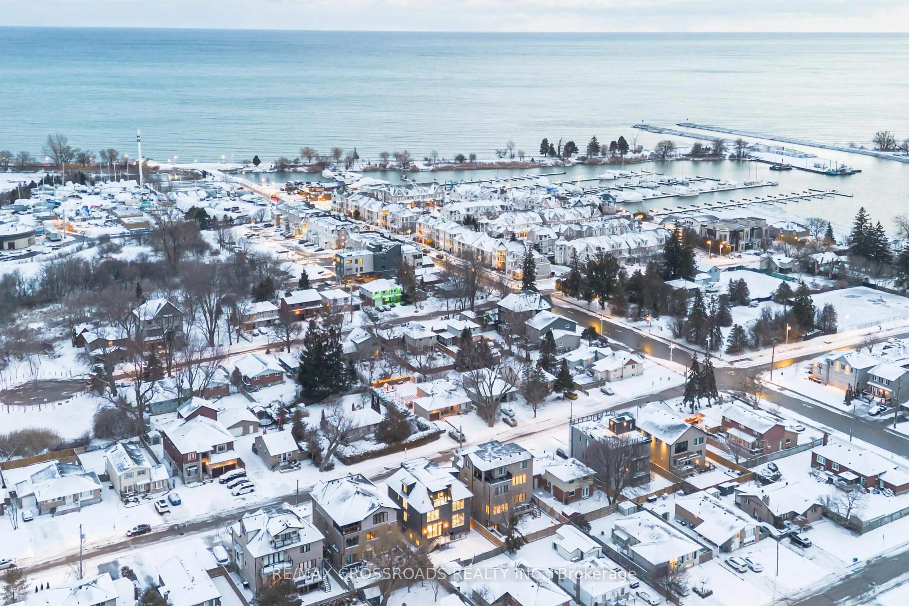 A pic from outside/outdoor area/front of a property/back of a property/a pic from drone, street for 642 Annland St, Pickering Ontario L1W 1B1