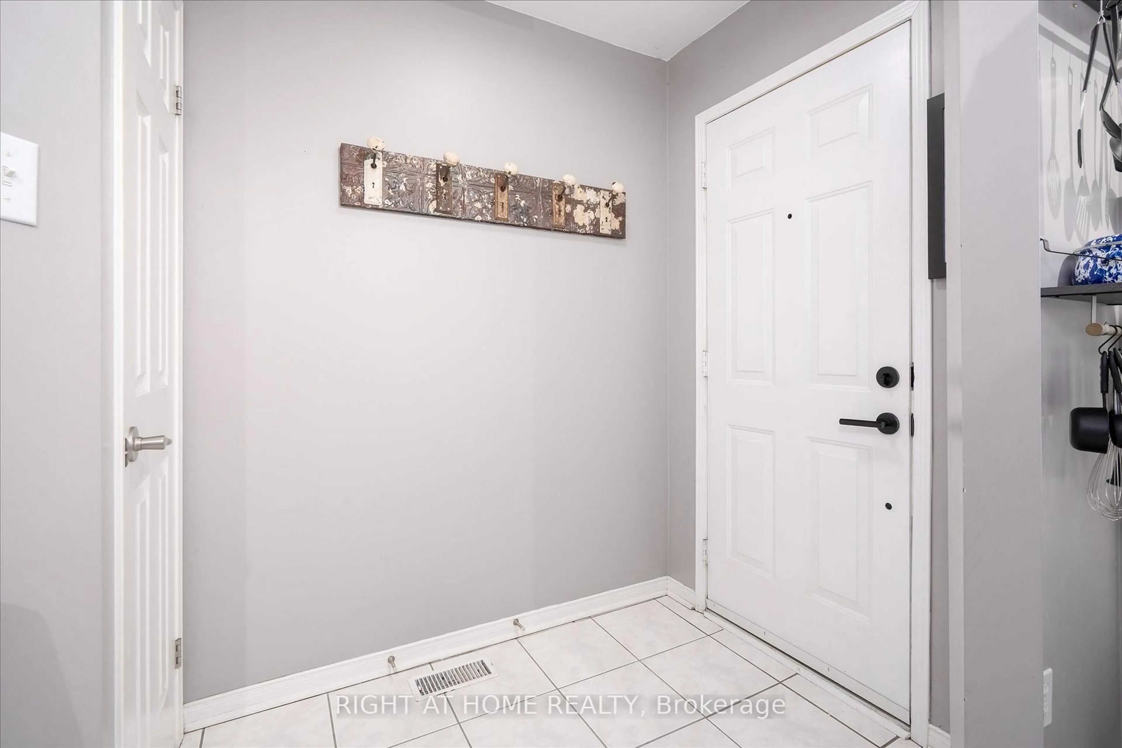 Indoor entryway for 1149 Craven Rd, Toronto Ontario M4J 4V7