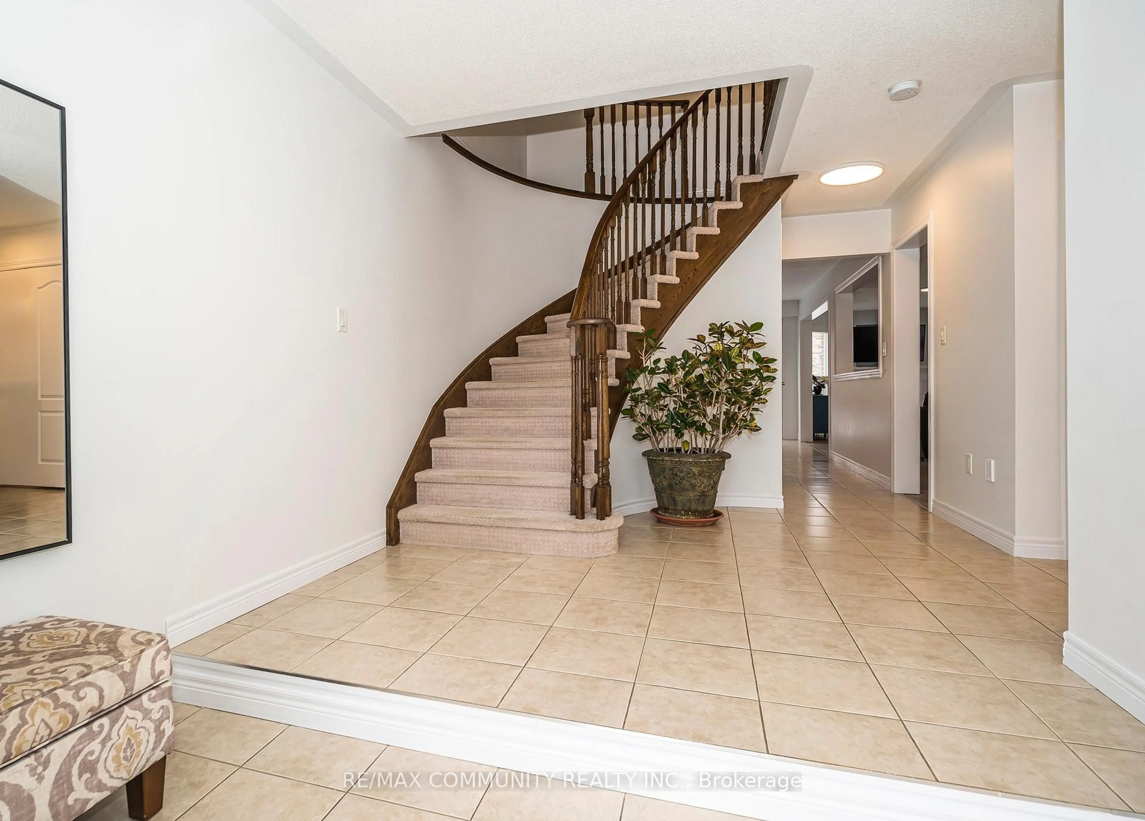 Indoor foyer for 18 Duval St, Clarington Ontario L1E 0B1