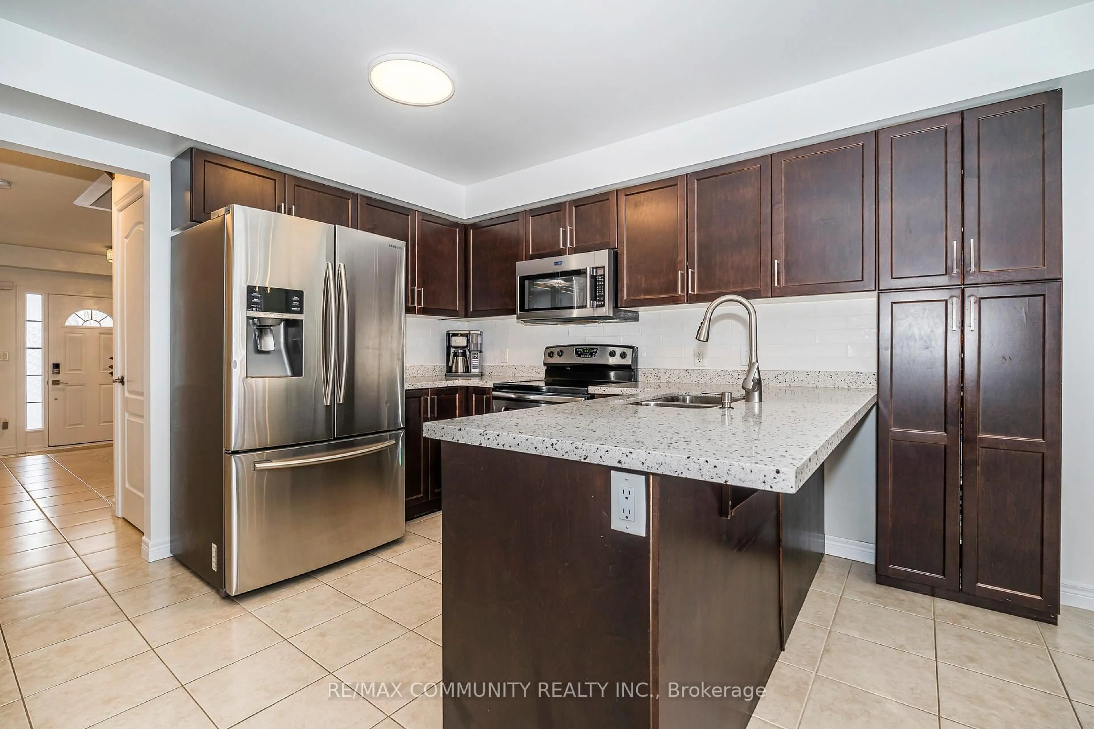 Open concept kitchen, ceramic/tile floor for 18 Duval St, Clarington Ontario L1E 0B1