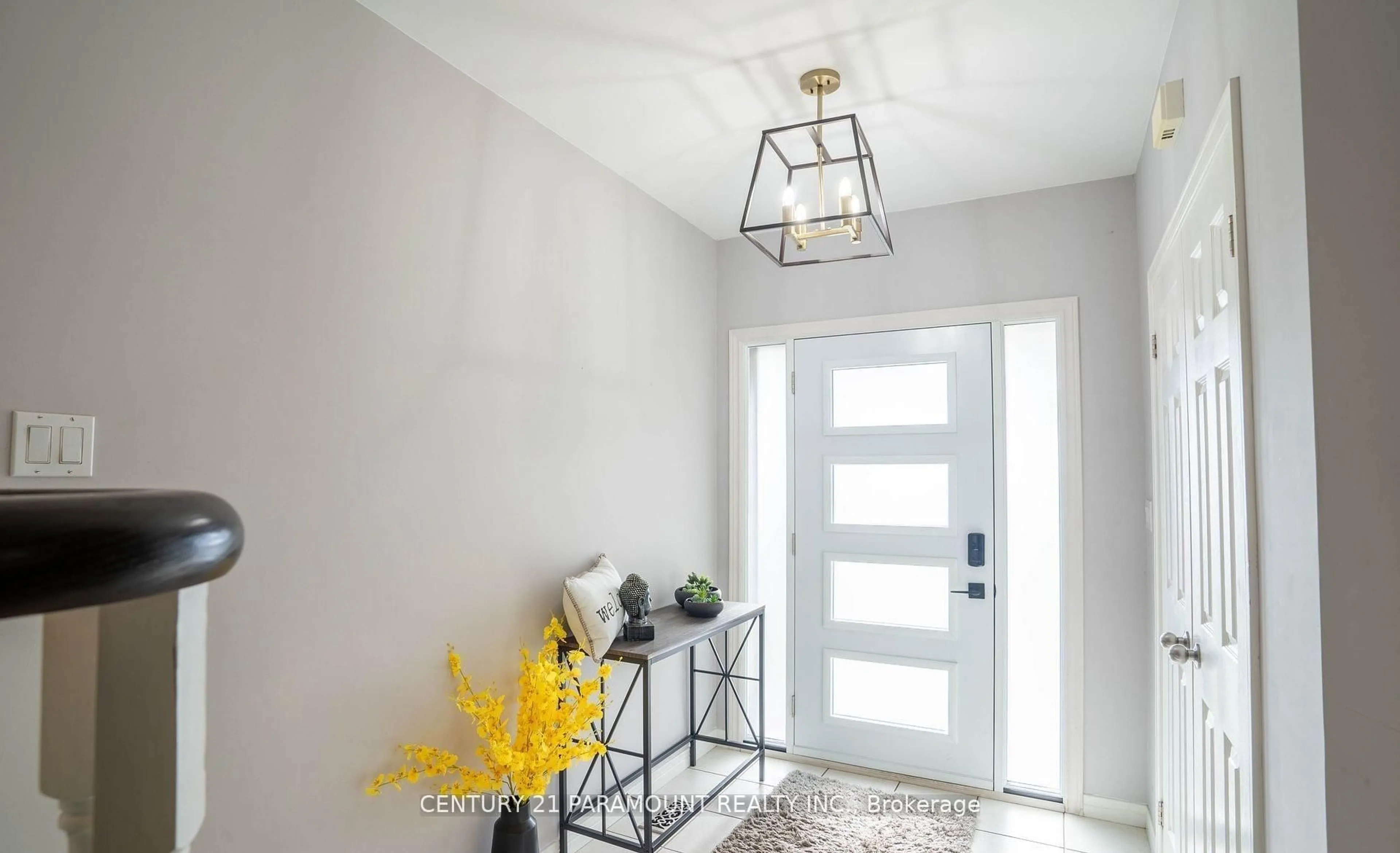 Indoor entryway for 100 Fieldcrest Ave, Clarington Ontario L1E 2Y9