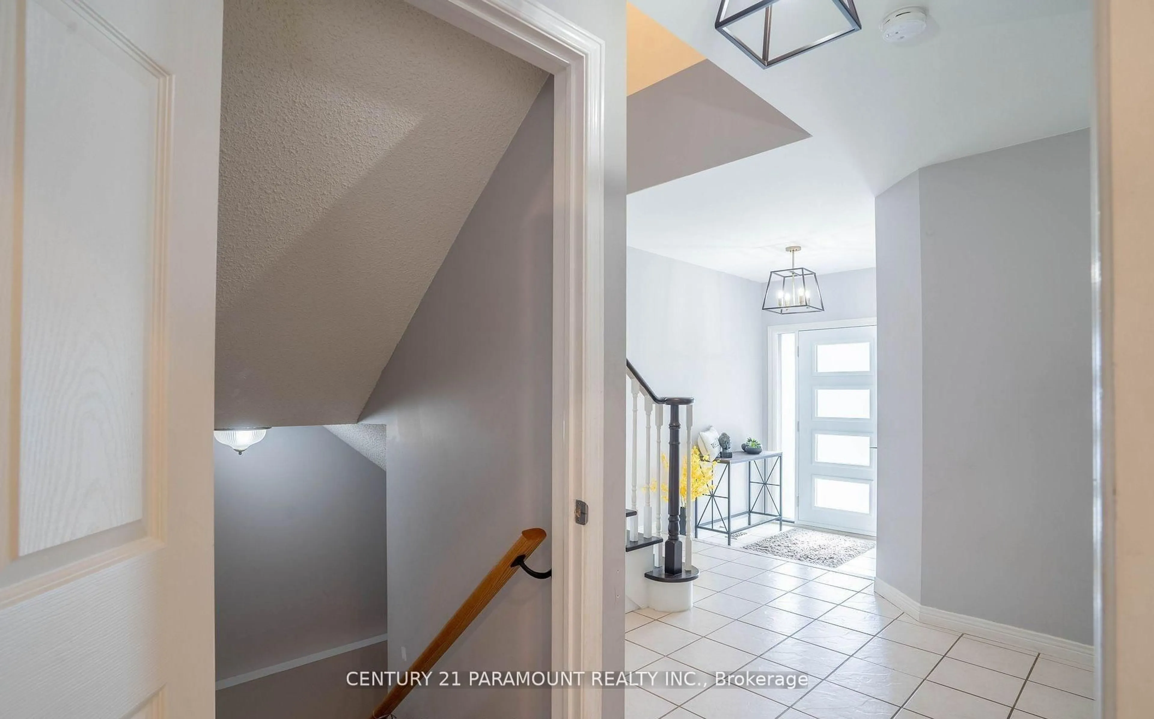 Indoor entryway for 100 Fieldcrest Ave, Clarington Ontario L1E 2Y9