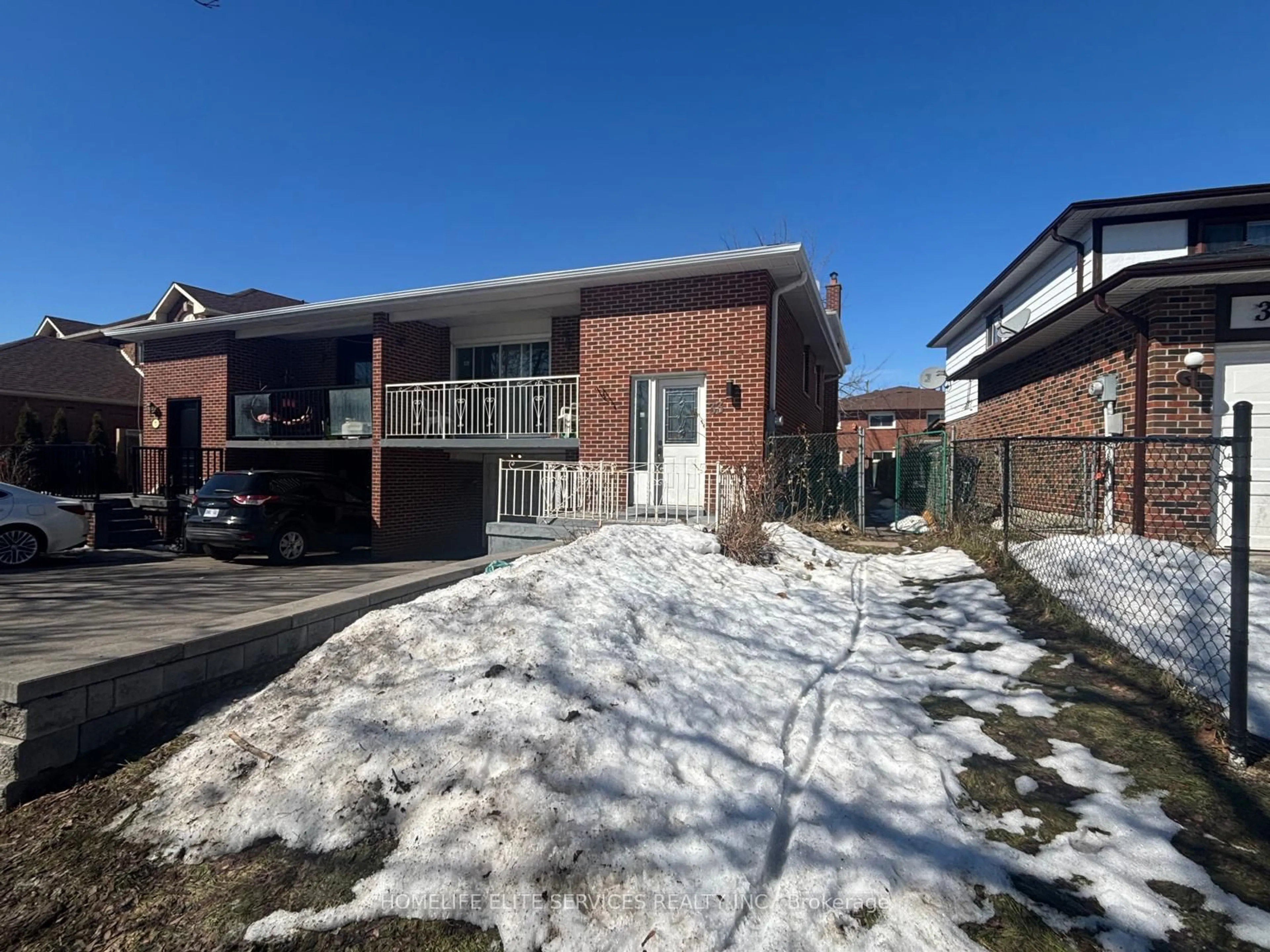 A pic from outside/outdoor area/front of a property/back of a property/a pic from drone, street for 33 Robbinstone Dr, Toronto Ontario M1B 2C4