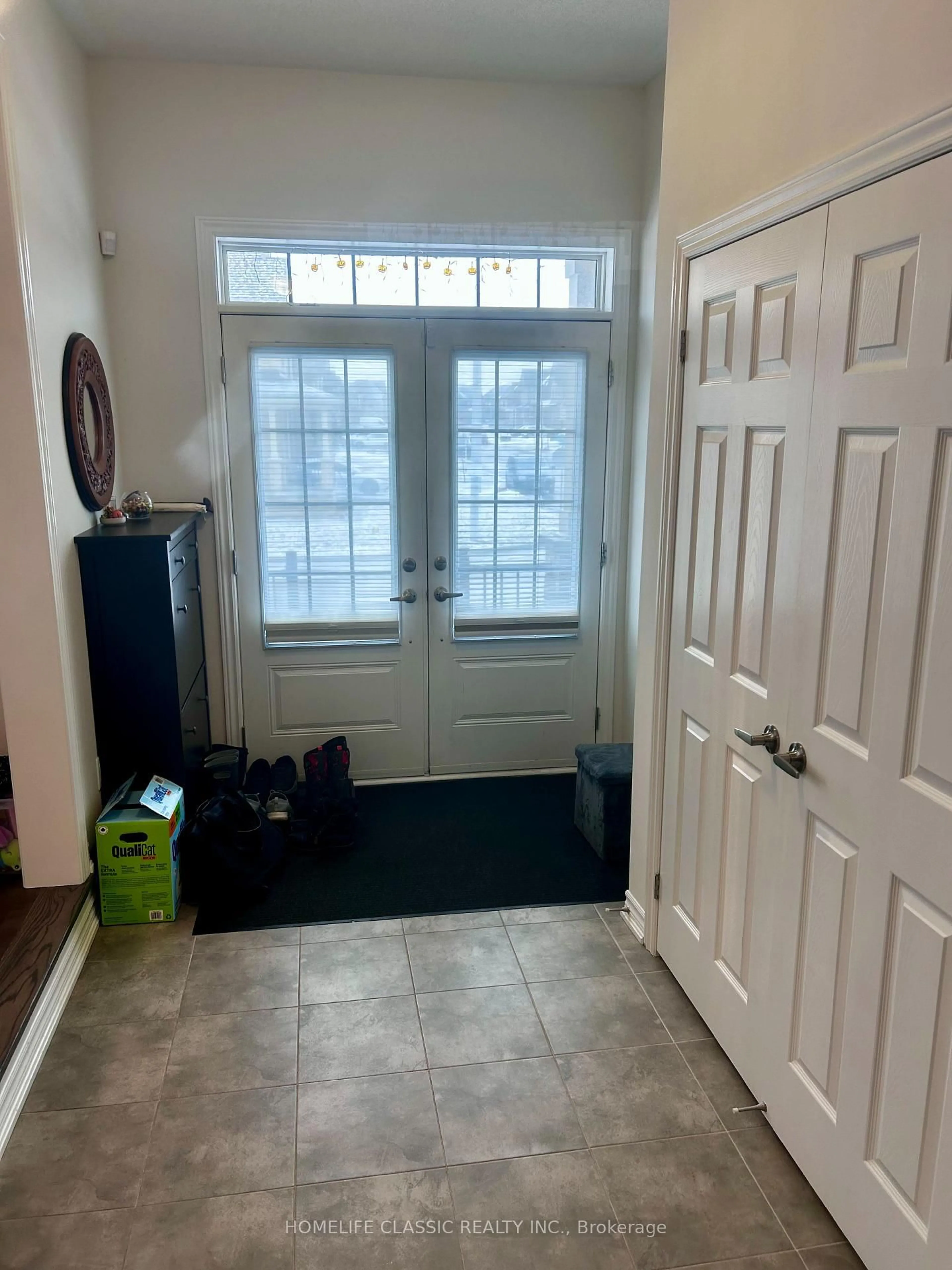 Indoor entryway for 91 Crombie St, Clarington Ontario L1C 0T6