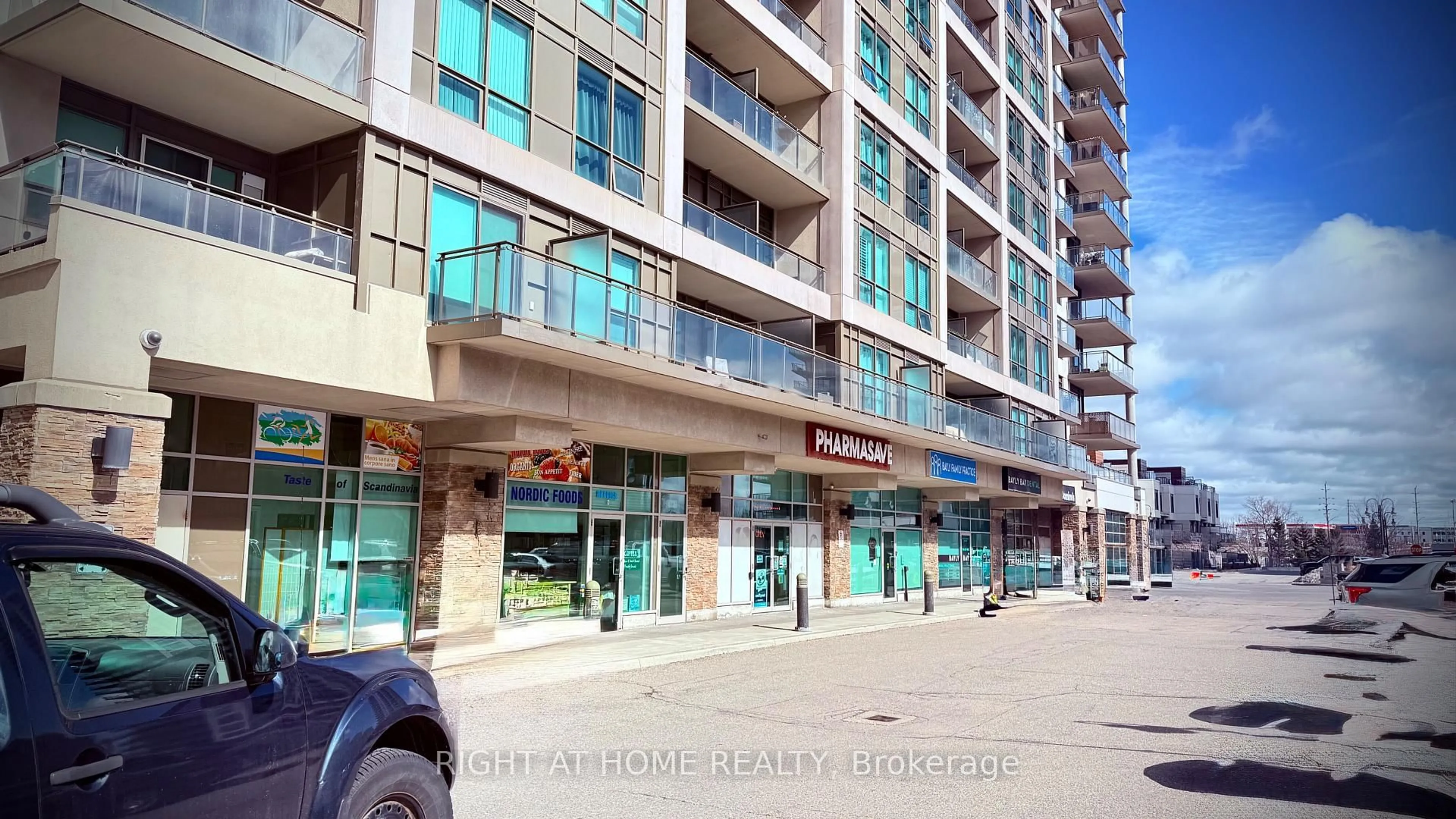 Indoor foyer for 1215 Bayly St #603, Pickering Ontario L1W 1L7