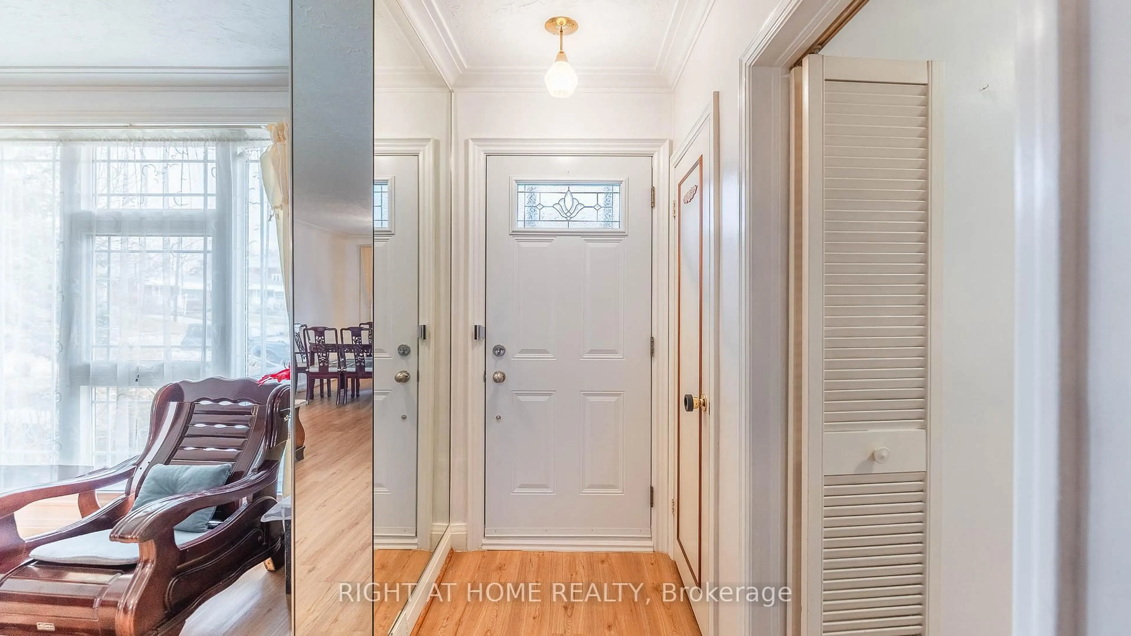 Indoor entryway for 82 Tower Dr, Toronto Ontario M1R 3P2