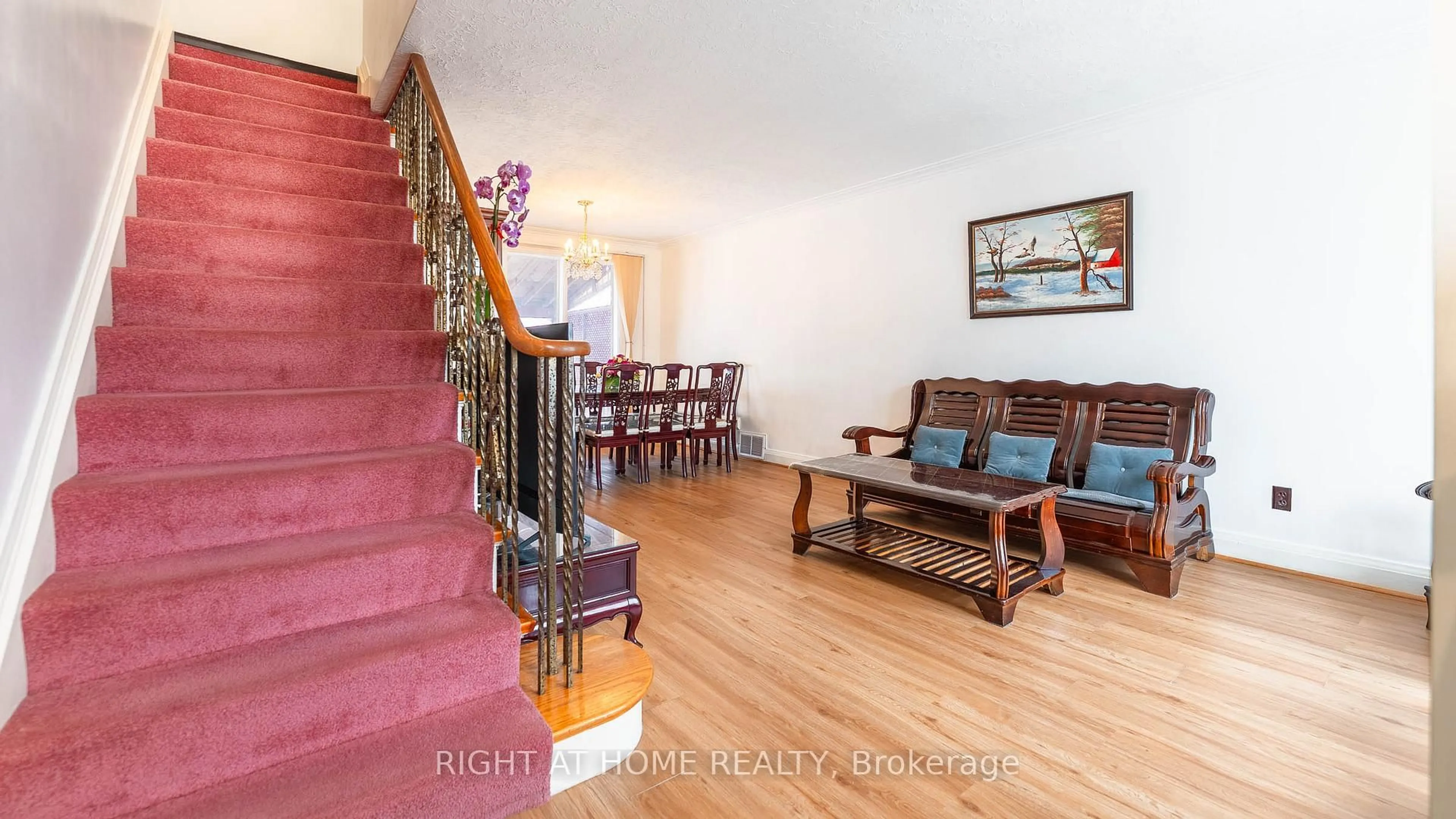 Indoor foyer for 82 Tower Dr, Toronto Ontario M1R 3P2