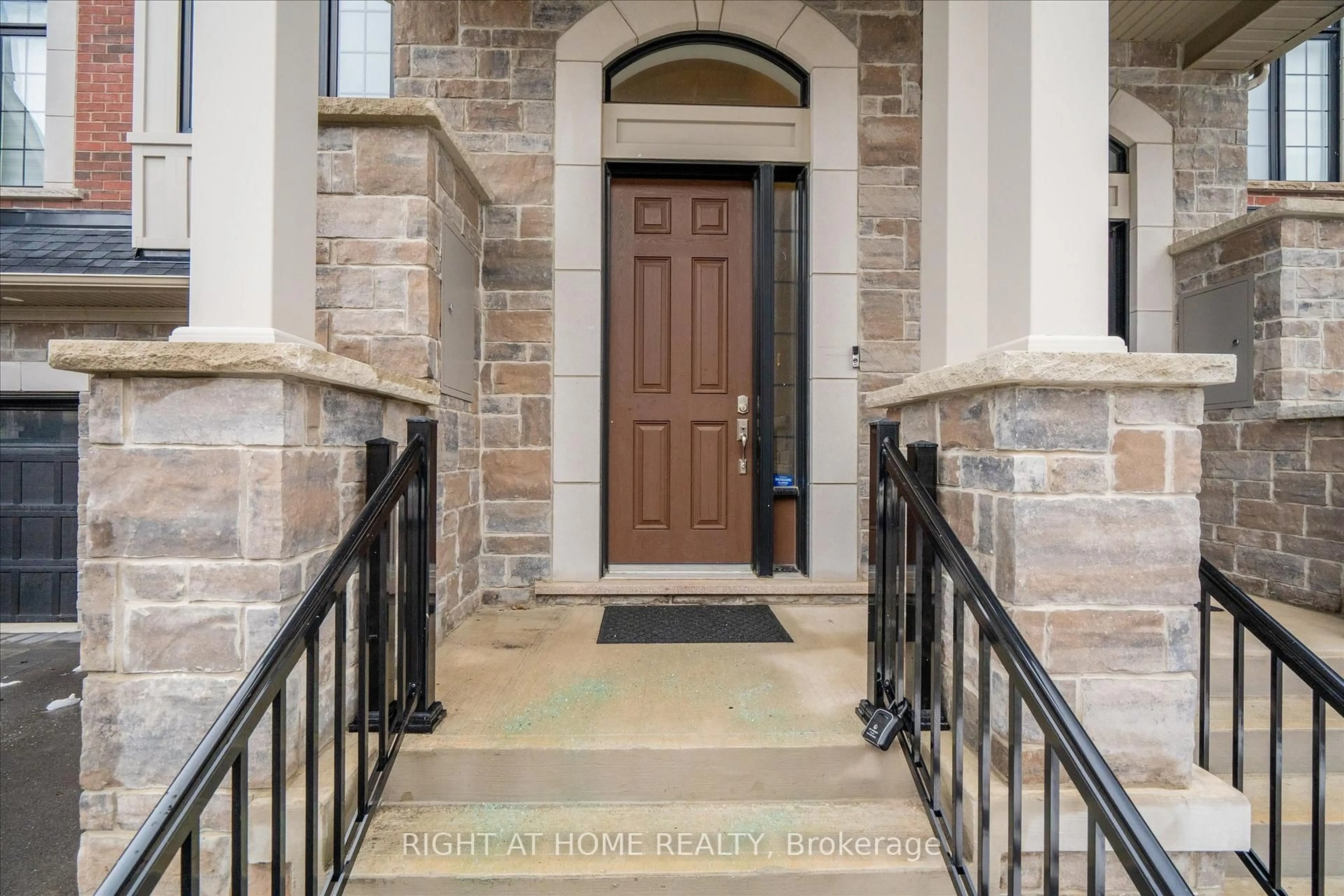 Indoor entryway for 87 Dorian Dr, Whitby Ontario L1P 0C8