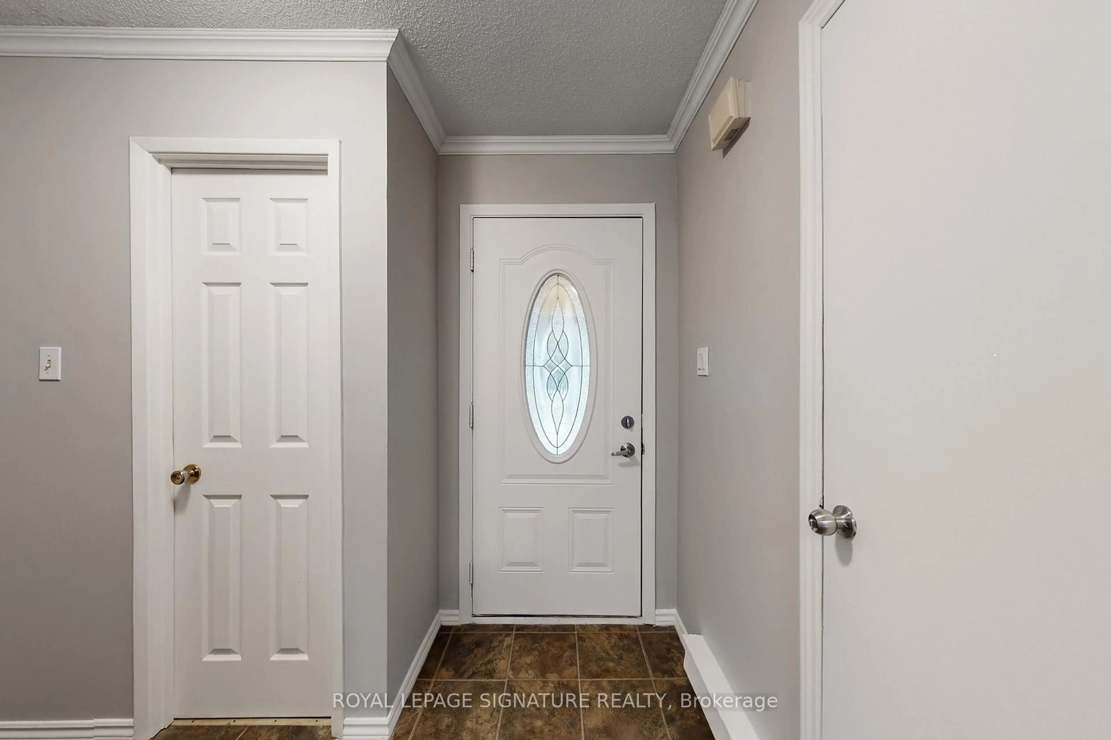 Indoor entryway for 700 Harmony Rd #76, Oshawa Ontario L1K 1S2