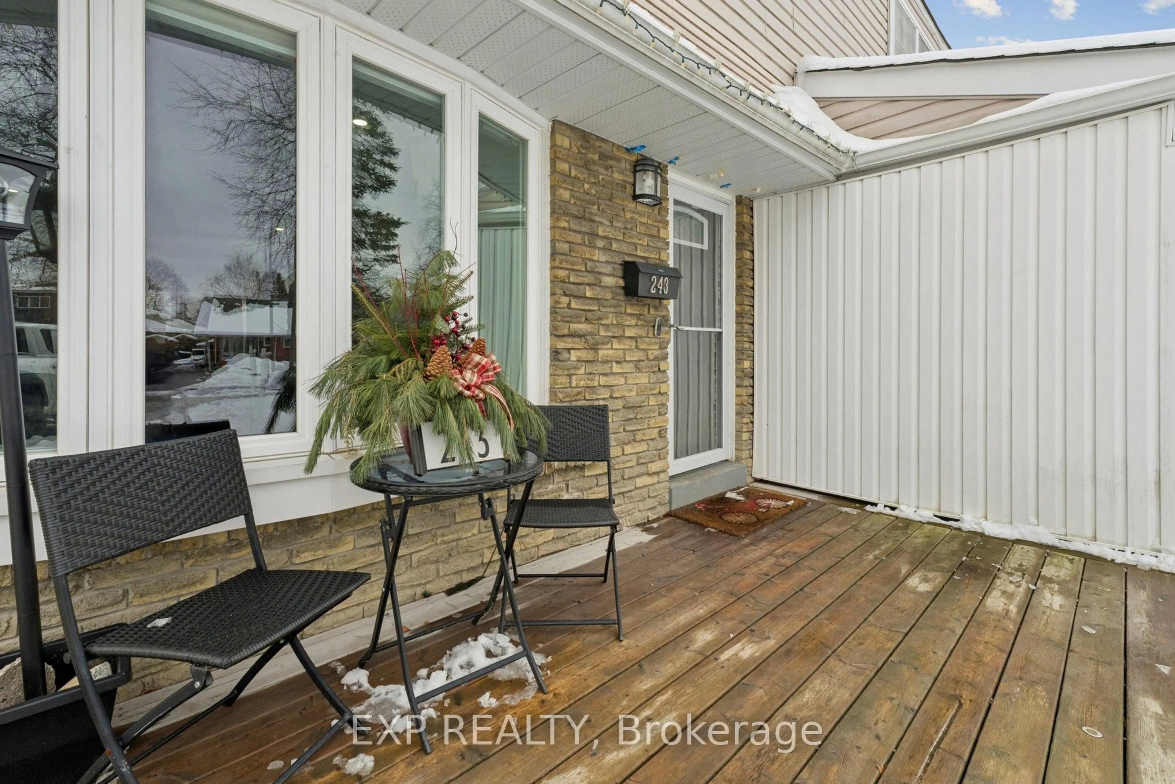 Indoor entryway for 243 Coventry Crt, Oshawa Ontario L1G 6H4