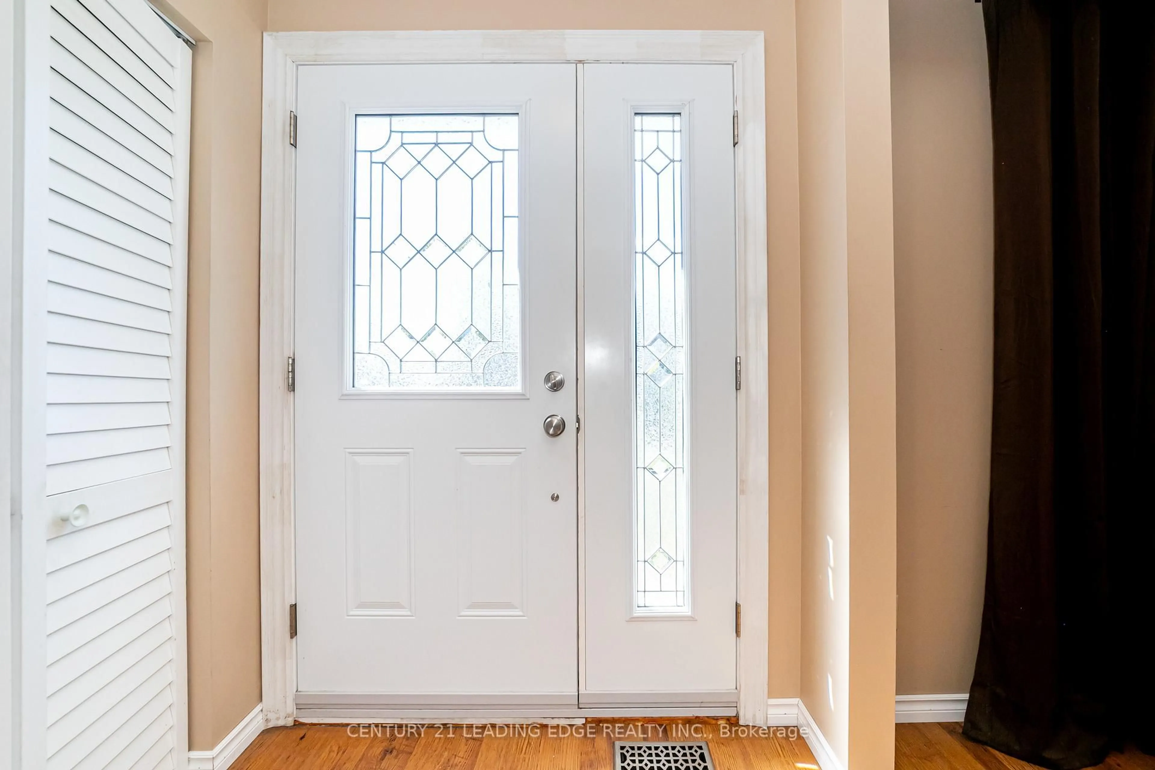 Indoor entryway for 815 Douglas Ave, Pickering Ontario L1W 1N2