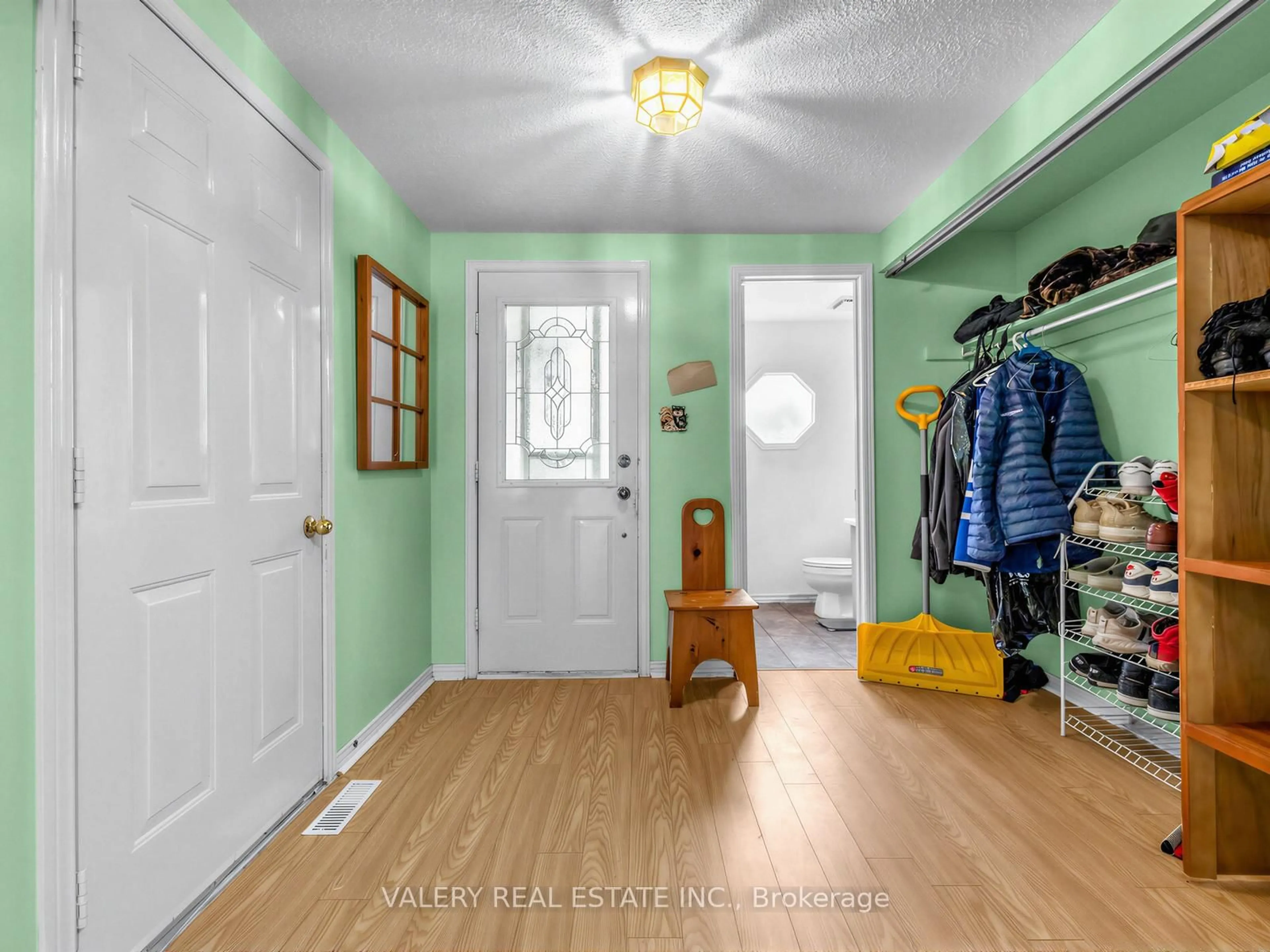 Indoor entryway for 1610 Rawlings Dr, Pickering Ontario L1V 5B5