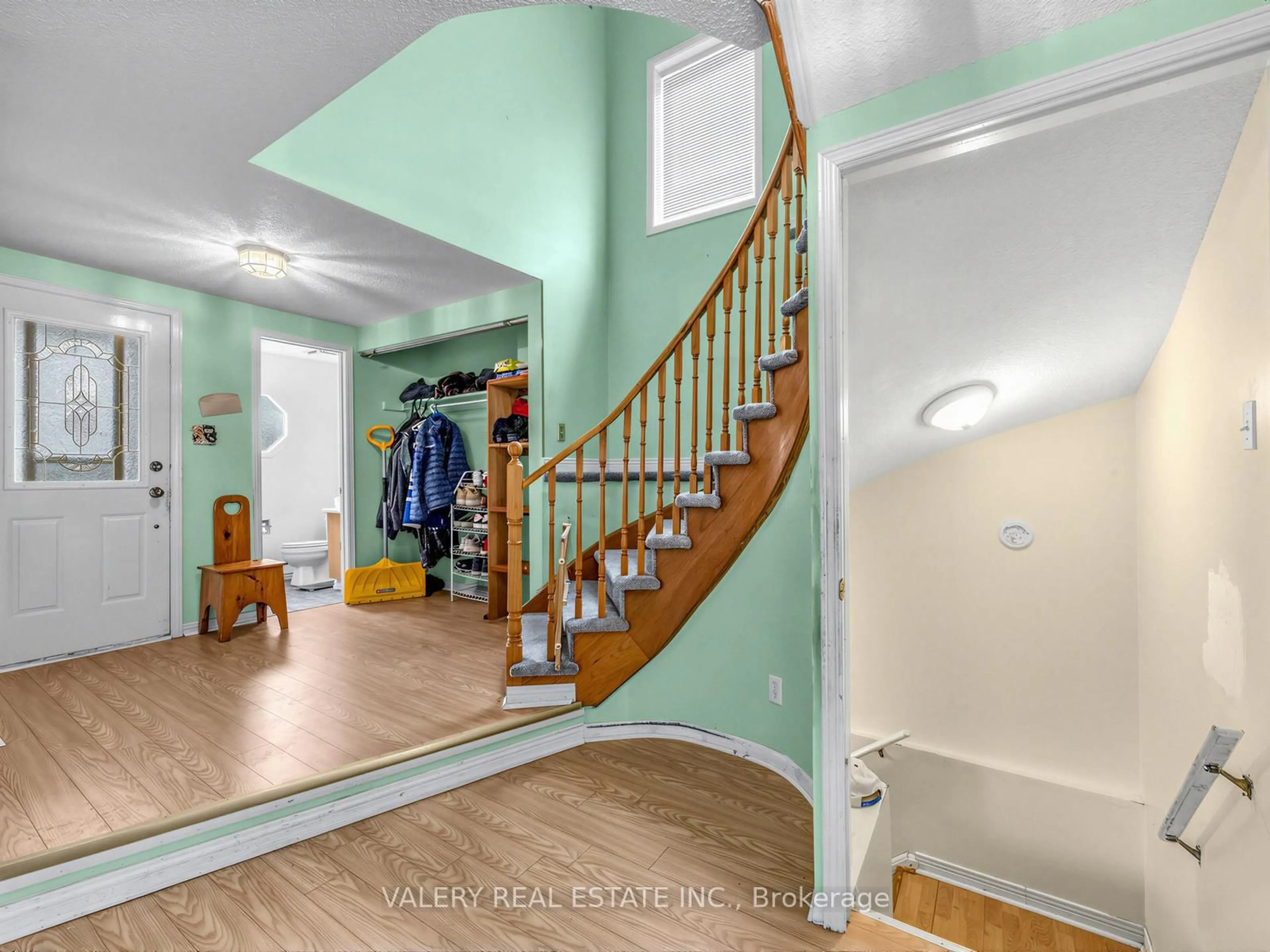 Indoor entryway for 1610 Rawlings Dr, Pickering Ontario L1V 5B5