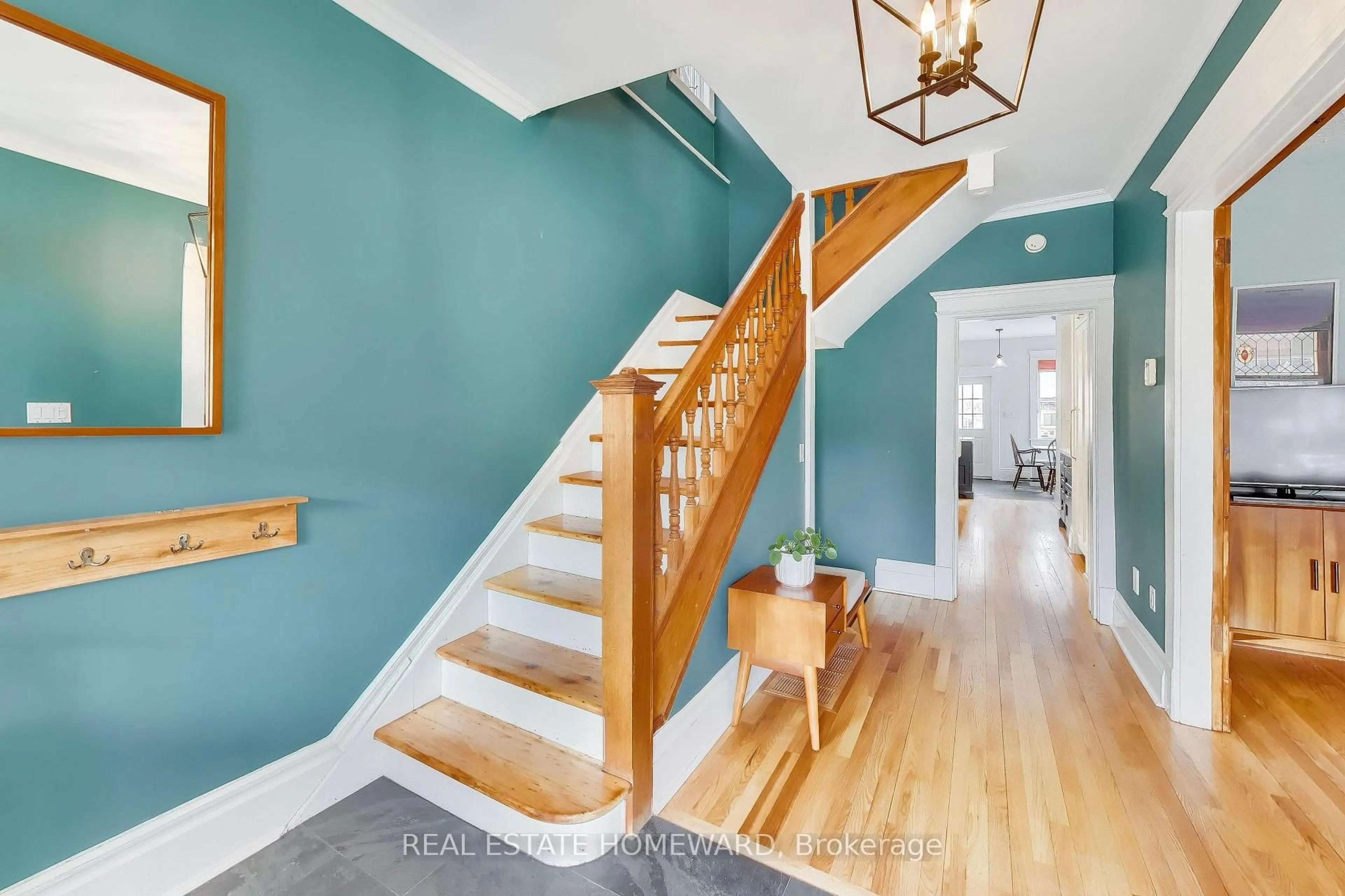 Indoor entryway for 80 Hogarth Ave, Toronto Ontario M4K 1K3