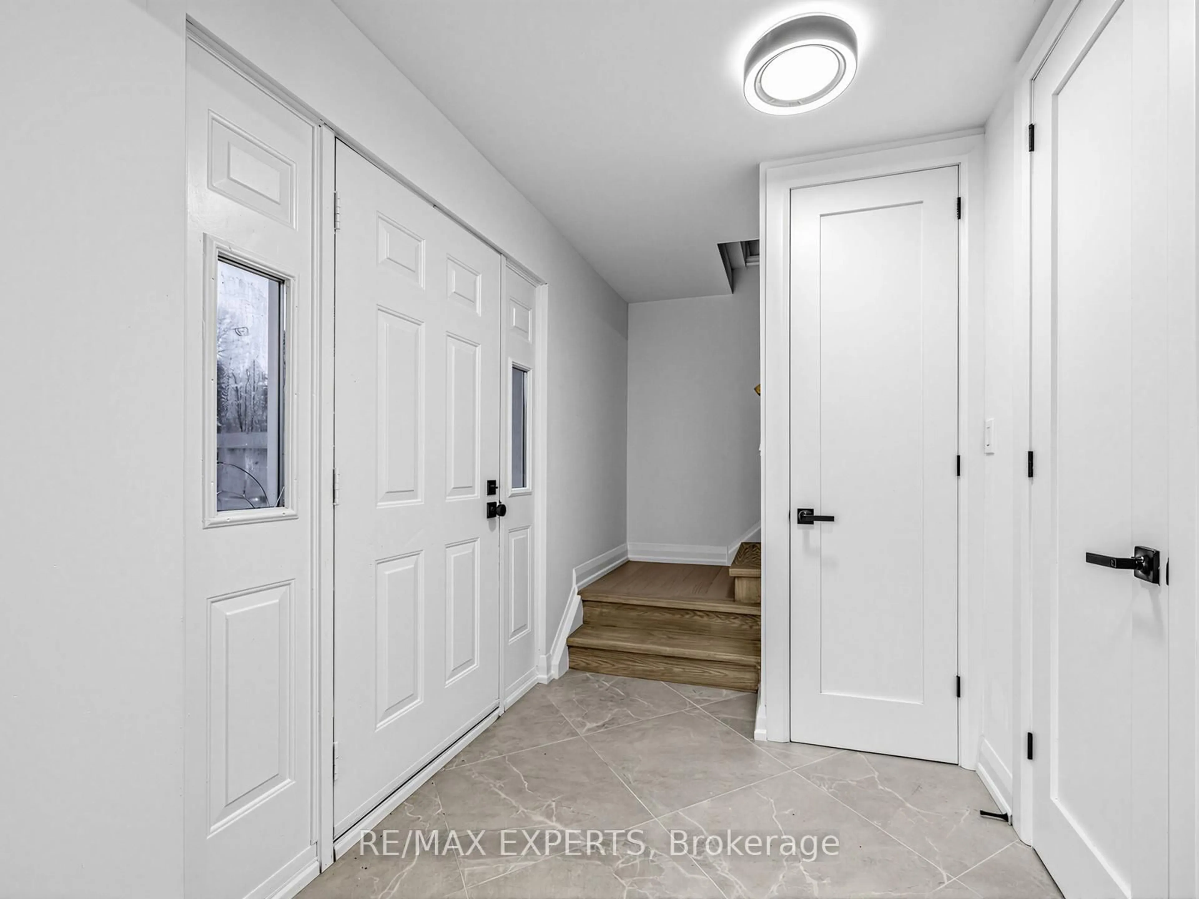 Indoor entryway for 751 Lublin Ave, Pickering Ontario L1W 1Z1