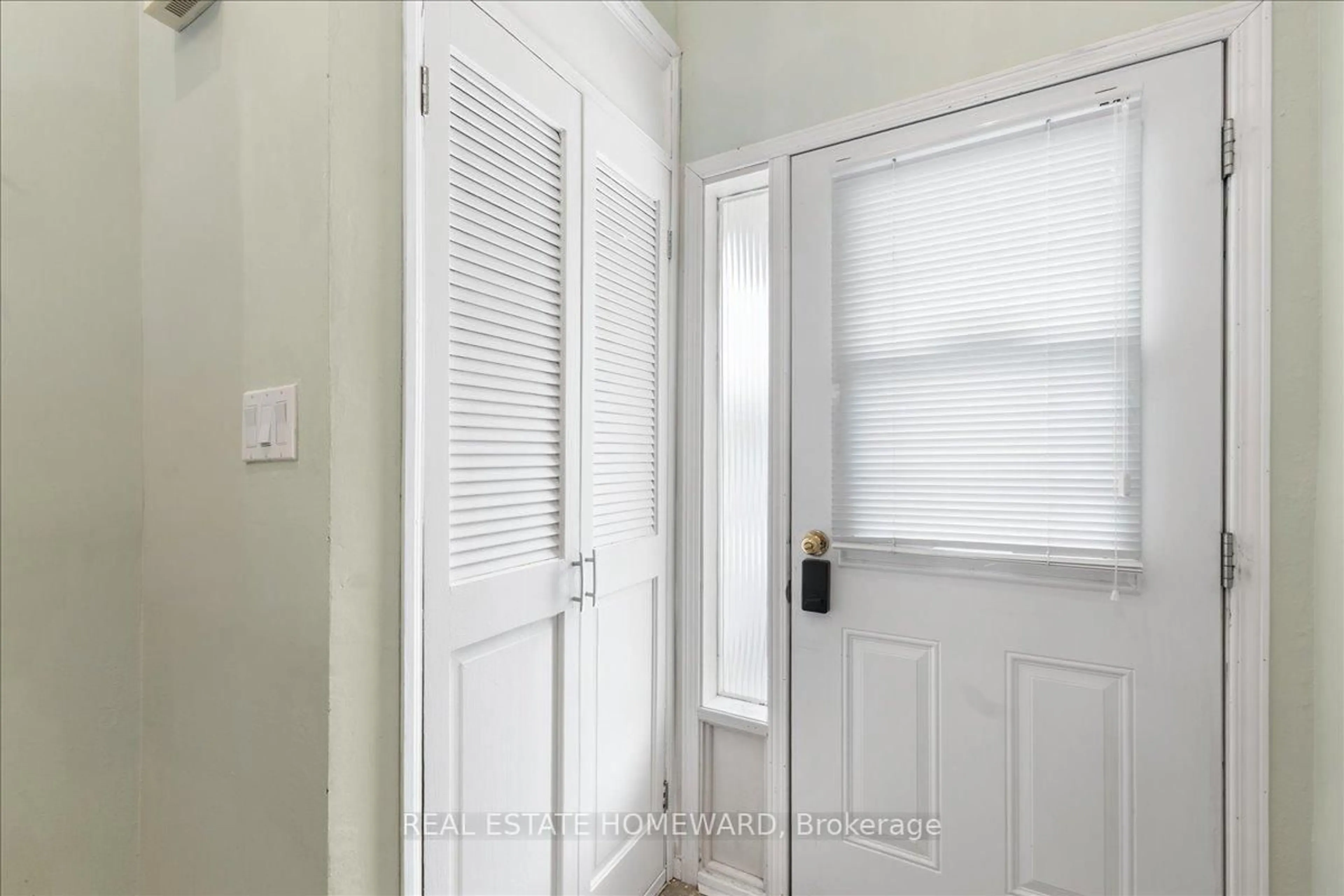 Indoor entryway for 3430 Kingston Rd #4, Toronto Ontario M1M 1R5