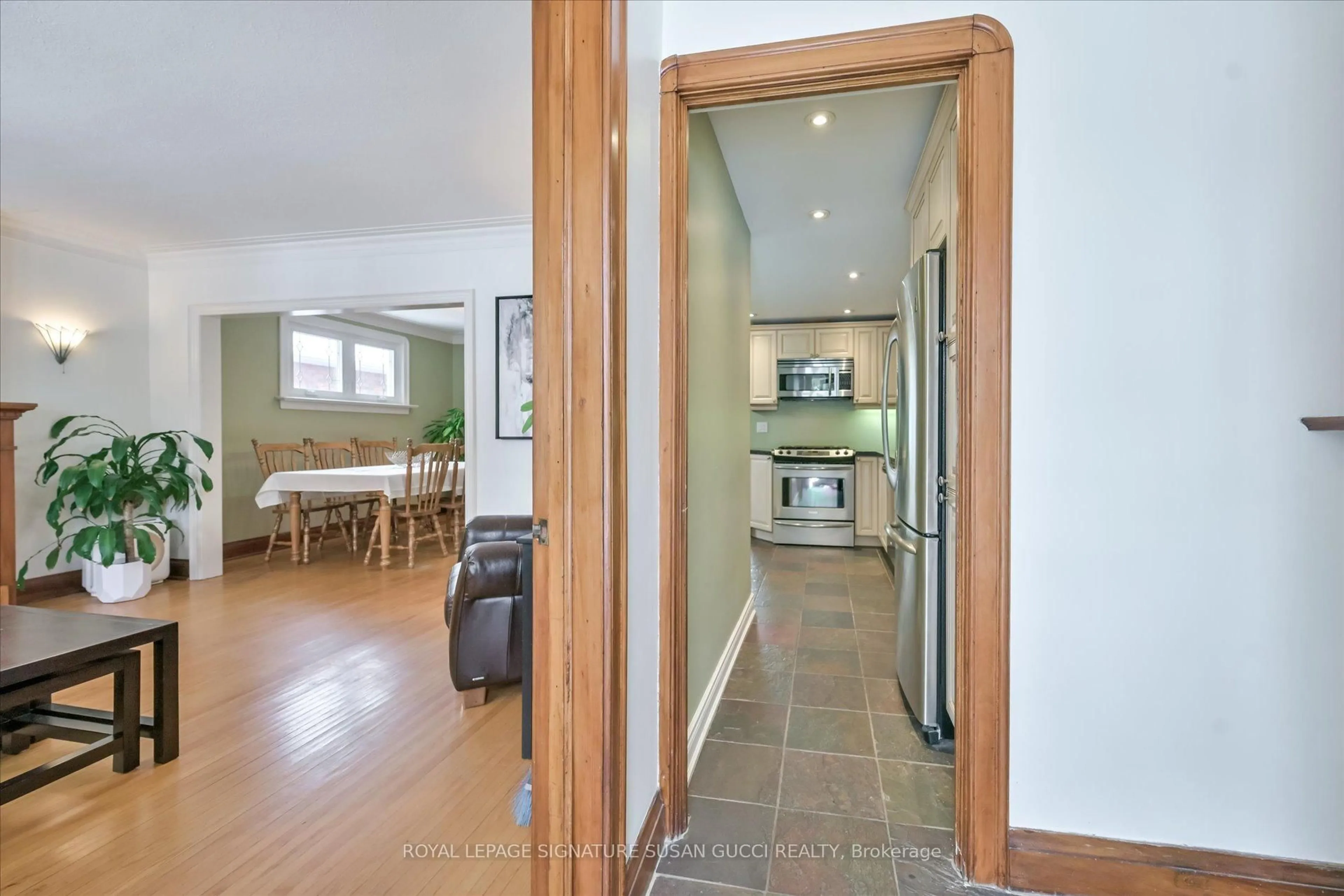 Unknown for 8 Fairside Ave, Toronto Ontario M4C 3G9