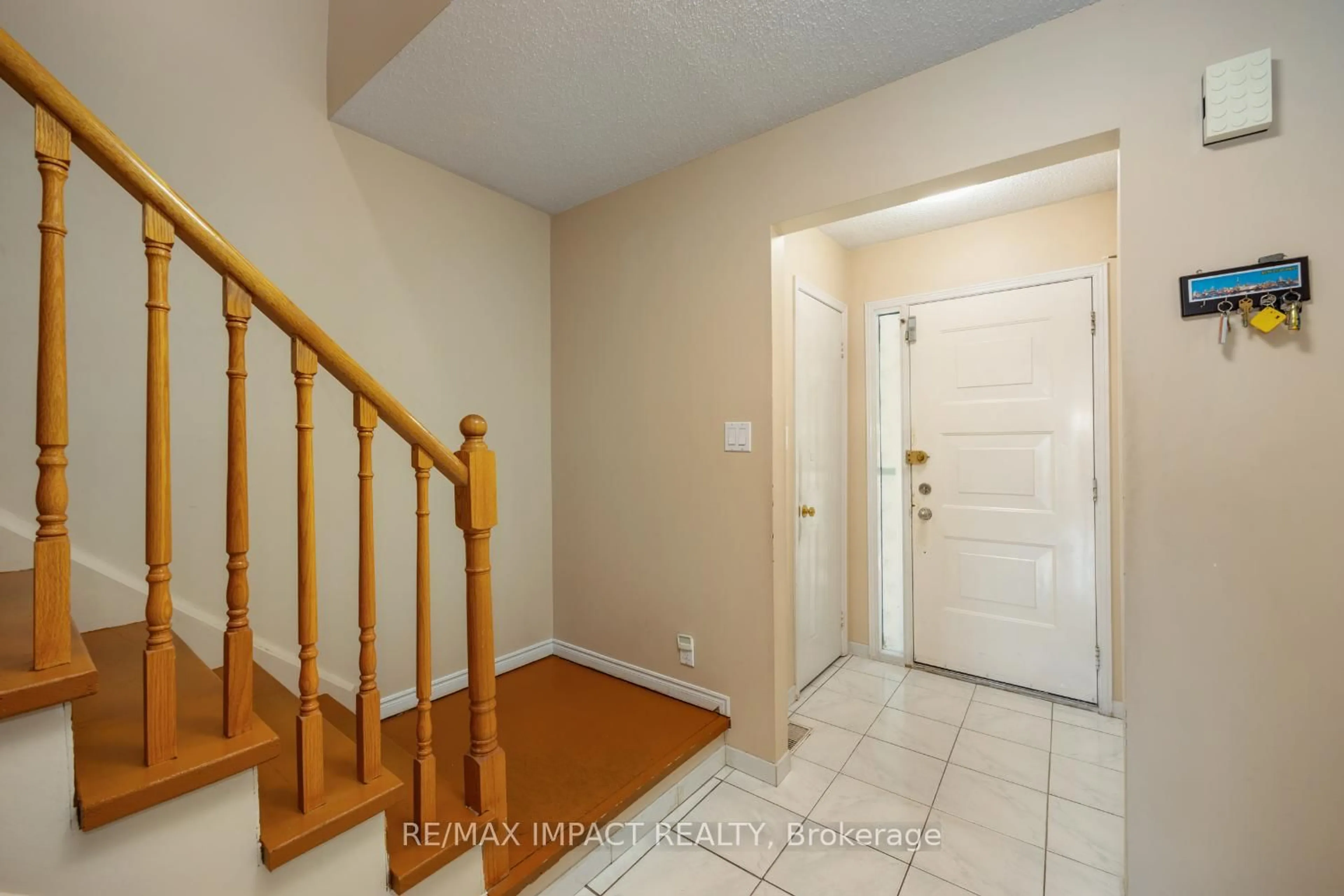 Indoor entryway for 820 Bennett Cres, Oshawa Ontario L1K 1V4